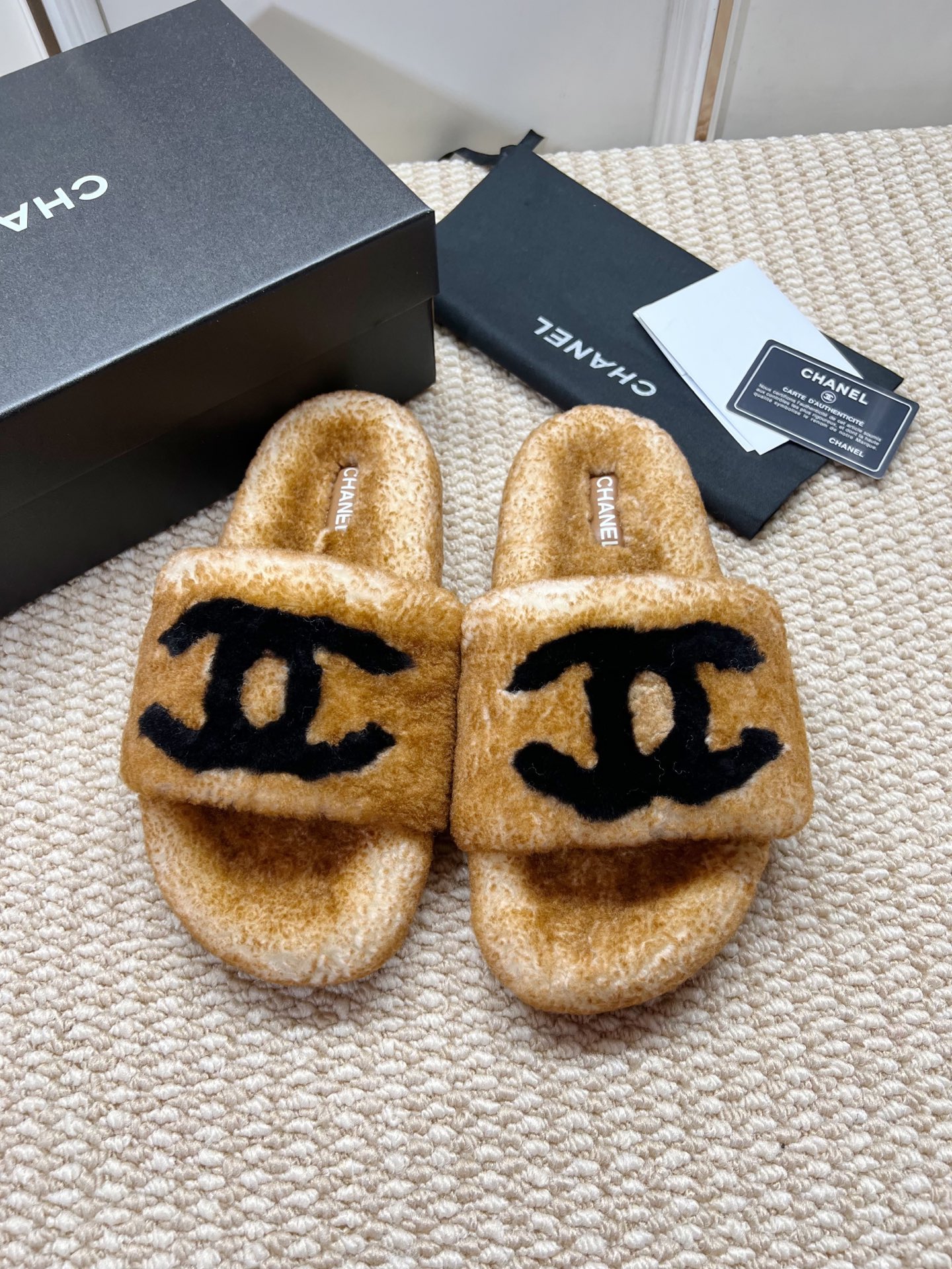 NO:470189,Help!  This pair of Chanel furry is really good at winter. The two-color furry really hits me!  You can tell it is a good material when you touch it, it is fluffy and soft, and your feet feel like you are stepping into the clouds~ The most amazing thing is tie-dye double C standard!  The classic has a little personality. Who would buy it if you don’t praise me?  The anti-slip rubber bottom is very considerate. It does not slip at home and can be directly stepped on when going out. Lazy people are ecstatic!   The thick-soled design quietly lifts up to make your legs look thin, and it is very well matched with sweatshirts and coats. It is casual and a little noble~ In winter, it will be up to me to take care of my home + out-of-the-street look!   I have recommended it to my best friend group, and I really have to grab this kind of treasure model!  #Chanel #Maohair #Essential for winter 1: Fabric genuine leather lamb wool 2: Inner genuine leather lamb wool 3: Foot-pad genuine leather lamb wool 4: Outsole wear-resistant non-slip rubber outsole 5: Size 35–42, [Note 41-42 Customized], fur shoes and slippers, chanel, slippers, hoodie, sweatshirts19860909救命！这双香奈儿毛毛拖也太懂冬天了吧  双色毛毛真的戳中我！上手摸就知道是好料子,蓬松又软fufu,脚感像踩进云朵里～  最绝的是扎染双C标！经典中带点小个性,穿出去谁不夸一句会买？防滑橡胶底超贴心,在家穿不打滑,出门也能直接踩,懒人狂喜！  厚底设计悄悄拔高显腿细,配卫衣、大衣都巨搭,休闲又带点小贵气～ 冬天就靠它承包我的居家+出街look啦！  已经安利给闺蜜团,这种宝藏款真的要抢！ #香奈儿 #毛毛拖 #冬季必备 1:面料真皮羊羔毛 2:内里真皮羊羔毛 3:垫脚真皮羊羔毛 4:大底耐磨防滑橡胶大底 5:码数35–42码,【注41—42订做】,毛毛鞋拖鞋,chanel,slippers,hoodie,sweatshirts,Women's Shoes