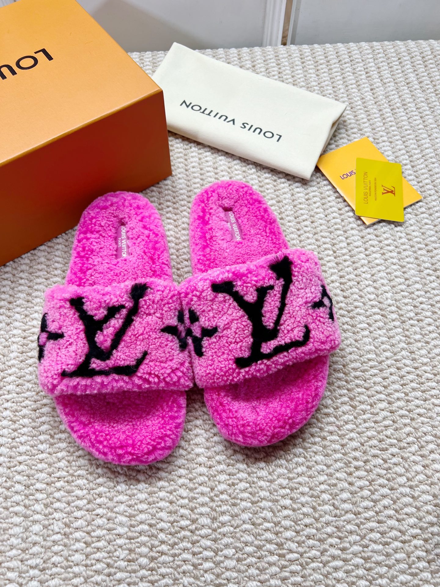 NO:460420,Factory-made LV double-color hair-drag new model, size 35-42 (Note 41-42 customized), fur shoes and slippers, louis vuitton, slippers19860909工厂出 LV双色毛拖新款 码数35-42（注41-42定做）,毛毛鞋拖鞋,louis vuitton,slippers,Women's Shoes