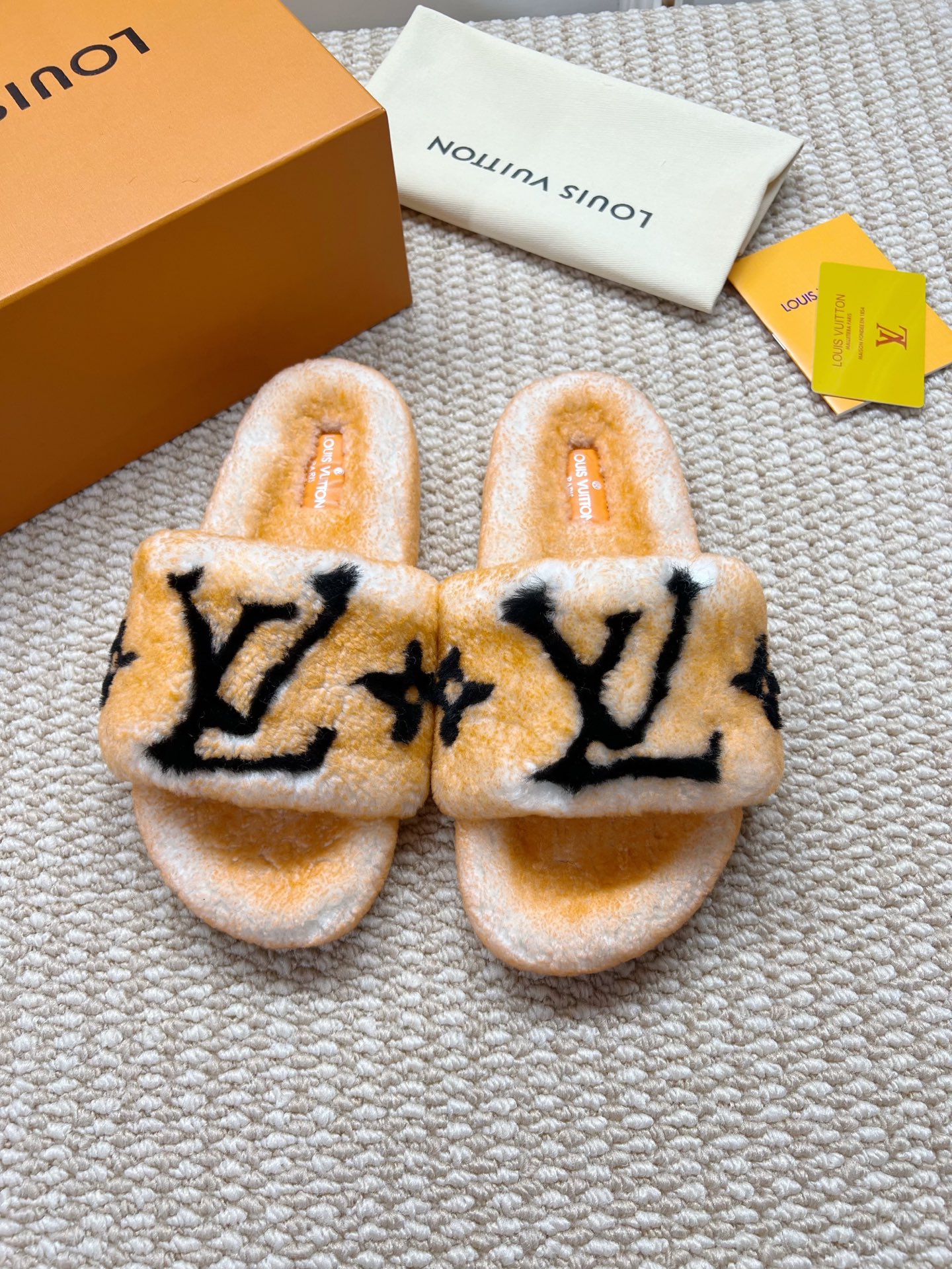 NO:460426,Factory-made LV double-color hair-drag new model, size 35-42 (Note 41-42 customized), fur shoes and slippers, louis vuitton, slippers19860909工厂出 LV双色毛拖新款 码数35-42（注41-42定做）,毛毛鞋拖鞋,louis vuitton,slippers,Women's Shoes