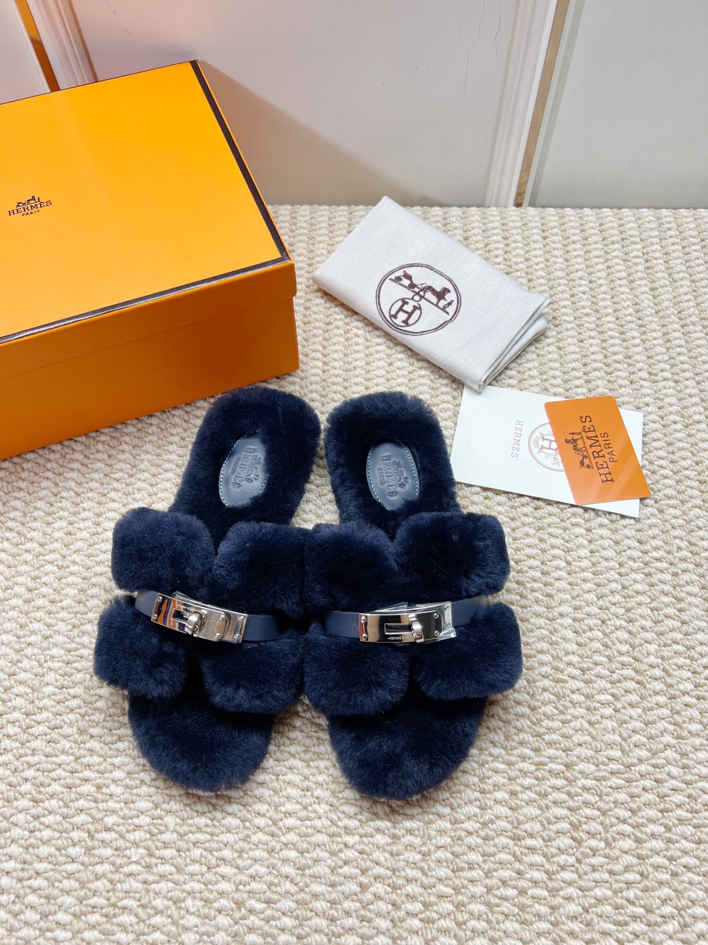 NO:460431,Hermes latest model, dark blue straight fur, genuine leather sole, rubber sole, can be made without labels [Note without labels, need to be customized] Fashion latest model Teddy wool H-drag autumn and winter flat-soled fur, super versatile warm sole on the feet, the heroine's favorite [Fireworks][Fireworks] 1: Fabric Teddy Sheep genuine leather fur 2: Lining Teddy Sheep genuine leather fur 3 tiptoe material Teddy Sheep genuine leather fur 4: Outsole genuine leather sole 5 sizes 35-43, [Notes 41, 42, 43 customized], fur shoes and slippers, hermes, slippers, Leather soles19860909爱马仕最新款 深蓝色直毛 真皮底 橡胶底 可做无标【注无标需定做】  时尚潮流最新款泰迪羊毛H拖秋冬款平底毛拖,上脚超百搭暖底,女主们的最爱[烟花][烟花] 1:面料泰迪羊真皮毛 2:里料泰迪羊真皮毛 3踮脚材料泰迪羊真皮毛 4:大底真皮大底 5码数35-43码,【注41、42、43订做】,毛毛鞋拖鞋,hermes,slippers,Leather soles,Women's Shoes