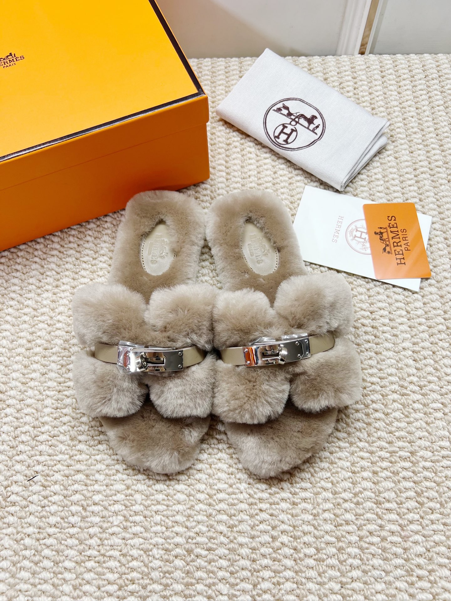 NO:460438,Hermes latest model, sea-color straight fur, genuine leather sole, rubber sole, can be made without labels [Note without labels, need to be customized] Fashion latest model Teddy wool H-drag autumn and winter flat-soled fur, super versatile warm sole on the feet, the heroine's favorite [Fireworks][Fireworks] 1: Fabric Teddy Sheep genuine leather fur 2: Lining Teddy Sheep genuine leather fur 3 tiptoe material Teddy Sheep genuine leather fur 4: Outsole genuine leather sole 5 sizes 35-43, [Notes 41, 42, 43 customized], fur shoes and slippers, hermes, slippers, Leather soles19860909爱马仕最新款 海里色直毛 真皮底 橡胶底 可做无标【注无标需定做】  时尚潮流最新款泰迪羊毛H拖秋冬款平底毛拖,上脚超百搭暖底,女主们的最爱[烟花][烟花] 1:面料泰迪羊真皮毛 2:里料泰迪羊真皮毛 3踮脚材料泰迪羊真皮毛 4:大底真皮大底 5码数35-43码,【注41、42、43订做】,毛毛鞋拖鞋,hermes,slippers,Leather soles,Women's Shoes