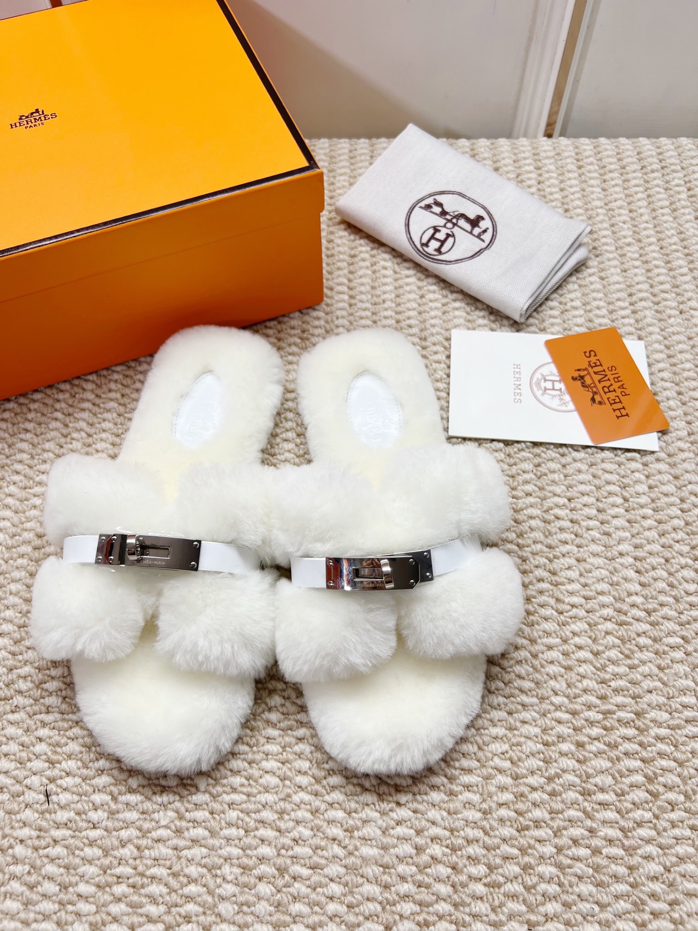 NO:460445,Hermes latest style, pearl white straight fur, genuine leather sole, rubber sole, can be made without labels [Note without labels, need to be customized] Fashion latest style Teddy wool H-drag autumn and winter flat-soled wool, super versatile warm sole on the feet, the heroine's favorite [Fireworks][Fireworks] 1: Fabric Teddy Sheep genuine leather fur 2: Lining Teddy Sheep genuine leather fur 3 tiptoe material Teddy Sheep genuine leather fur 4: Outsole genuine leather sole 5 sizes 35-43, [Notes 41, 42, 43 custom], fur shoes and slippers, hermes, slippers, Leather soles19860909爱马仕最新款 珍珠白色直毛 真皮底 橡胶底 可做无标【注无标需定做】  时尚潮流最新款泰迪羊毛H拖秋冬款平底毛拖,上脚超百搭暖底,女主们的最爱[烟花][烟花] 1:面料泰迪羊真皮毛 2:里料泰迪羊真皮毛 3踮脚材料泰迪羊真皮毛 4:大底真皮大底 5码数35-43码,【注41、42、43订做】,毛毛鞋拖鞋,hermes,slippers,Leather soles,Women's Shoes