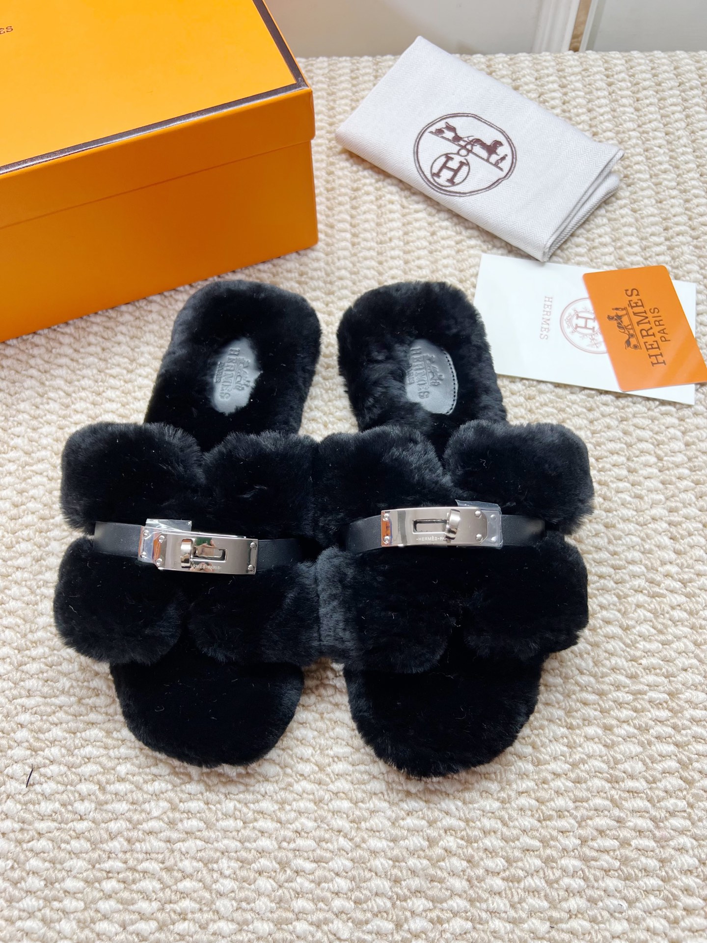 NO:460452,Hermes latest model, classic versatile black straight fur, genuine leather sole, rubber sole, can be made without labels [Note without labels, need to be customized] Fashion latest model Teddy wool H-drag autumn and winter flat-sole fur, super versatile warm sole on the feet, the heroine's favorite [Fireworks][Fireworks] 1: Fabric Teddy Sheep genuine leather fur 2: Lining Teddy Sheep genuine leather fur 3 tiptoe material Teddy Sheep genuine leather fur 4: Outsole genuine leather sole 5 sizes 35-43, [Notes 41, 42, 43 customized], fur shoes and slippers, hermes, slippers, Leather soles19860909爱马仕最新款 经典百搭黑色直毛 真皮底 橡胶底 可做无标【注无标需定做】  时尚潮流最新款泰迪羊毛H拖秋冬款平底毛拖,上脚超百搭暖底,女主们的最爱[烟花][烟花] 1:面料泰迪羊真皮毛 2:里料泰迪羊真皮毛 3踮脚材料泰迪羊真皮毛 4:大底真皮大底 5码数35-43码,【注41、42、43订做】,毛毛鞋拖鞋,hermes,slippers,Leather soles,Women's Shoes