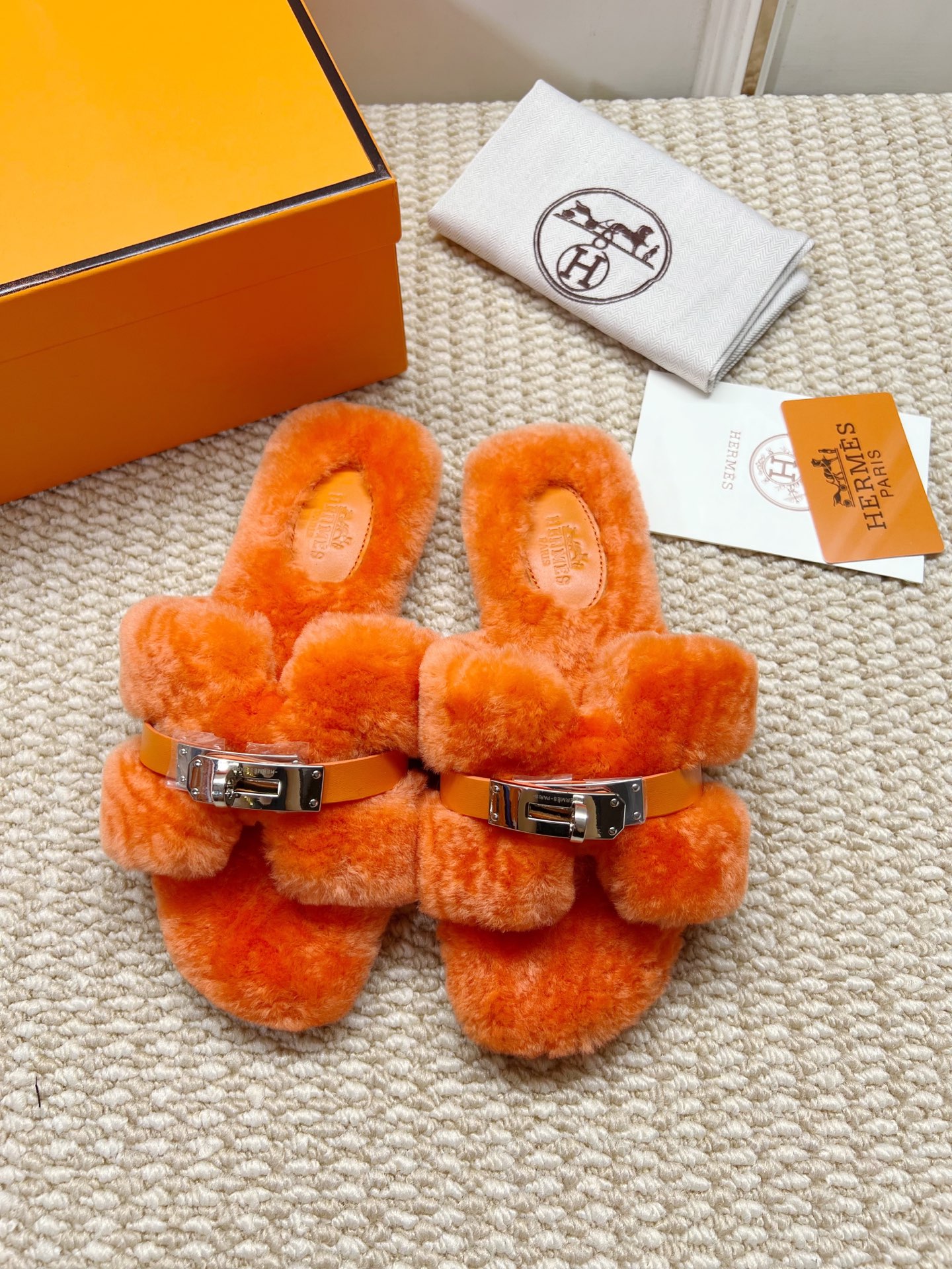 NO:460459,Hermes latest model, orange straight fur, genuine leather sole, rubber sole, can be made without labels [Note without labels, need to be customized] Fashion latest model Teddy wool H-drag autumn and winter flat-soled fur, super versatile warm sole on the feet, the heroine's favorite [Fireworks][Fireworks] 1: Fabric Teddy Sheep genuine leather fur 2: Lining Teddy Sheep genuine leather fur 3 tiptoe material Teddy Sheep genuine leather fur 4: Outsole genuine leather sole 5 sizes 35-43, [Notes 41, 42, 43 customized], fur shoes and slippers, hermes, slippers, Leather soles19860909爱马仕最新款 橙橘色直毛 真皮底 橡胶底 可做无标【注无标需定做】  时尚潮流最新款泰迪羊毛H拖秋冬款平底毛拖,上脚超百搭暖底,女主们的最爱[烟花][烟花] 1:面料泰迪羊真皮毛 2:里料泰迪羊真皮毛 3踮脚材料泰迪羊真皮毛 4:大底真皮大底 5码数35-43码,【注41、42、43订做】,毛毛鞋拖鞋,hermes,slippers,Leather soles,Women's Shoes