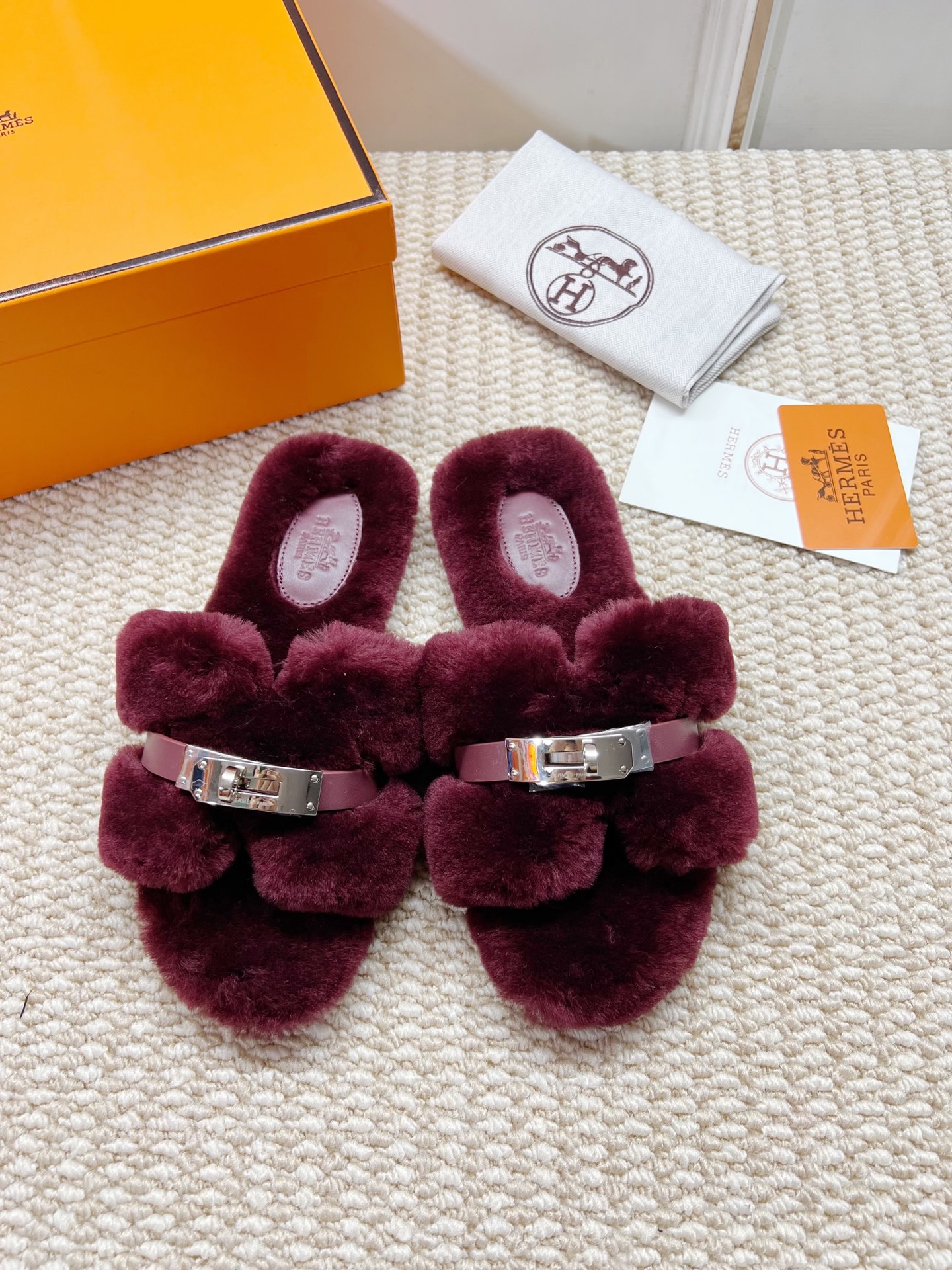 NO:460466,Hermes latest style wine red straight fur genuine leather sole rubber sole can be made without labels [Note without labels and needs to be customized] Fashion latest style Teddy wool H-drag autumn and winter flat-soled fur, super versatile warm sole on the feet, the heroine's favorite [Fireworks][Fireworks] 1: Fabric Teddy Sheep genuine leather fur 2: Lining Teddy Sheep genuine leather fur 3 tiptoe material Teddy Sheep genuine leather fur 4: Outsole genuine leather sole 5 sizes 35-43, [Notes 41, 42, 43 custom], fur shoes and slippers, hermes, slippers, Leather soles19860909爱马仕最新款 葡萄酒红色直毛 真皮底 橡胶底 可做无标【注无标需定做】  时尚潮流最新款泰迪羊毛H拖秋冬款平底毛拖,上脚超百搭暖底,女主们的最爱[烟花][烟花] 1:面料泰迪羊真皮毛 2:里料泰迪羊真皮毛 3踮脚材料泰迪羊真皮毛 4:大底真皮大底 5码数35-43码,【注41、42、43订做】,毛毛鞋拖鞋,hermes,slippers,Leather soles,Women's Shoes