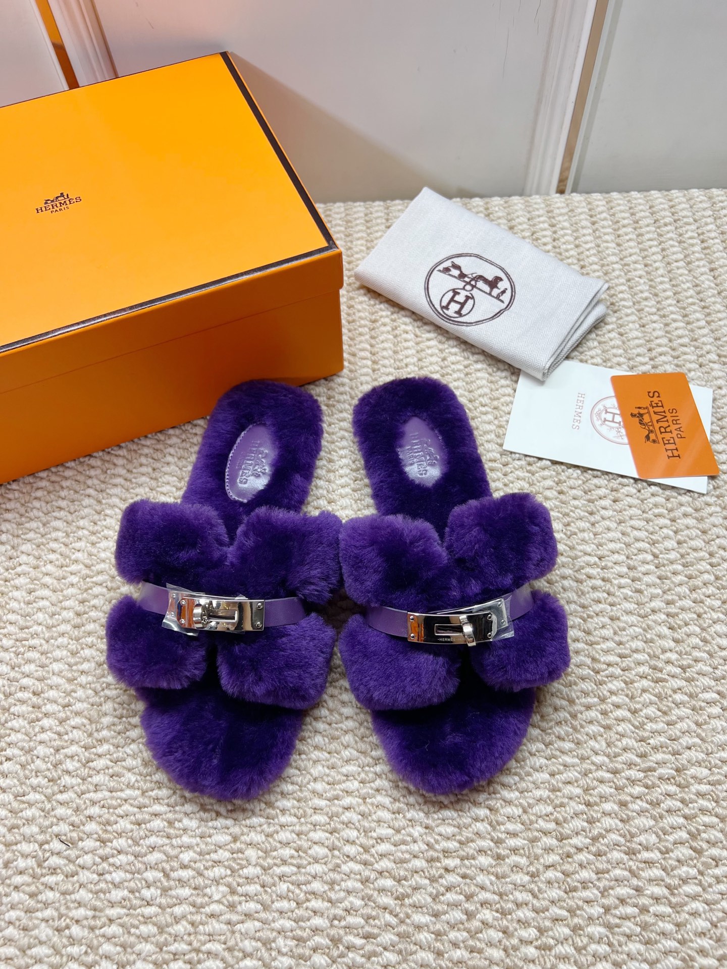 NO:460406,Hermes latest model, purple straight hair, genuine leather sole, rubber sole, can be made without labels [Note without labels, need to be customized] Fashion latest model Teddy wool H-drag autumn and winter flat-soled wool, super versatile warm sole on the feet, the heroine's favorite [Fireworks][Fireworks] 1: Fabric Teddy Sheep genuine leather fur 2: Lining Teddy Sheep genuine leather fur 3 tiptoe material Teddy Sheep genuine leather fur 4: Outsole genuine leather sole 5 sizes 35-43, [Notes 41, 42, 43 customized], fur shoes and slippers, hermes, slippers, Leather soles19860909爱马仕最新款 紫色直毛 真皮底 橡胶底 可做无标【注无标需定做】  时尚潮流最新款泰迪羊毛H拖秋冬款平底毛拖,上脚超百搭暖底,女主们的最爱[烟花][烟花] 1:面料泰迪羊真皮毛 2:里料泰迪羊真皮毛 3踮脚材料泰迪羊真皮毛 4:大底真皮大底 5码数35-43码,【注41、42、43订做】,毛毛鞋拖鞋,hermes,slippers,Leather soles,Women's Shoes
