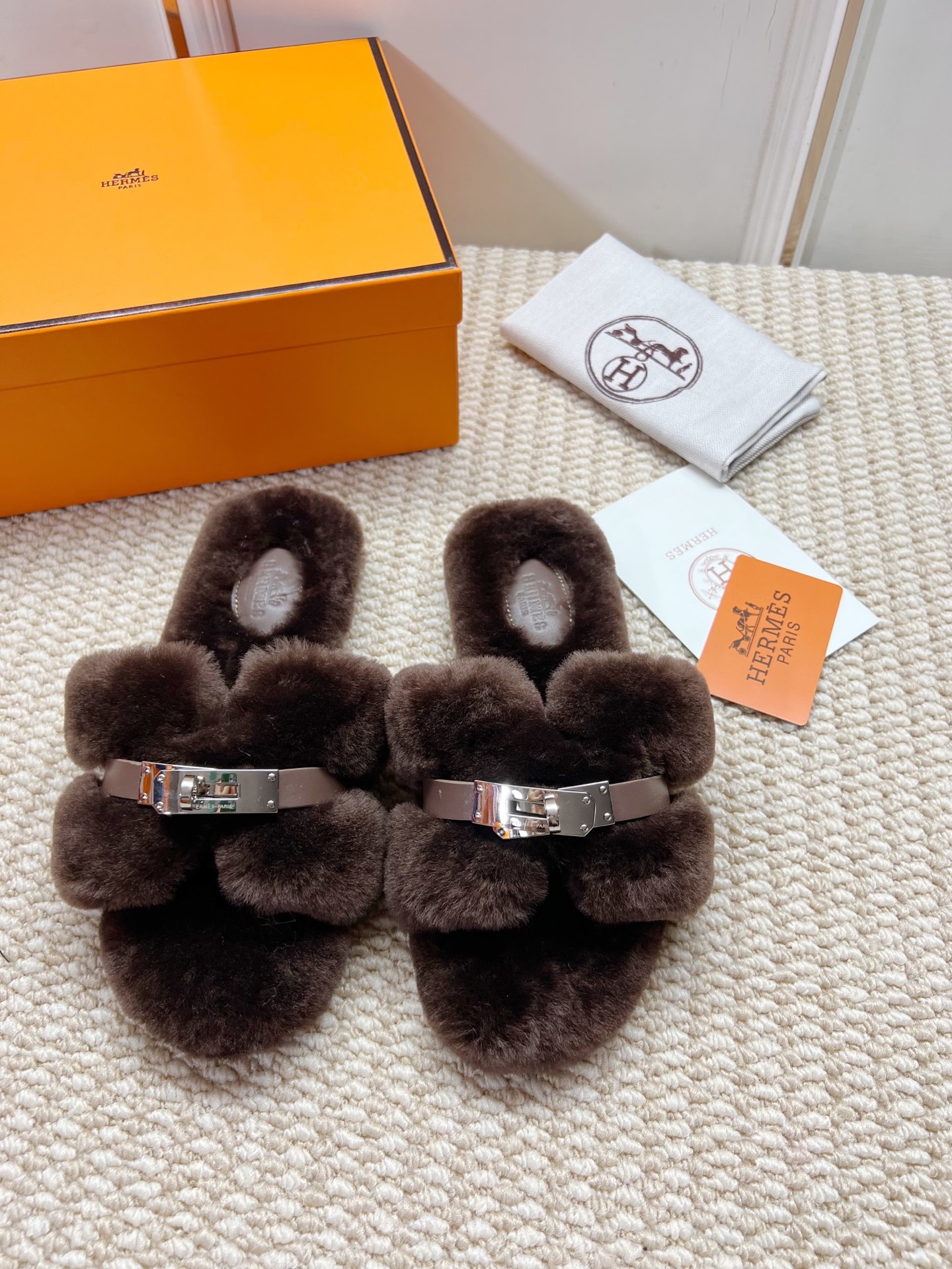 NO:460413,Hermes latest model, dark brown straight fur, genuine leather sole, rubber sole, can be made without labels [Note without labels, need to be customized] Fashion latest model Teddy wool H-drag autumn and winter flat-soled fur, super versatile warm sole on the feet, the heroine's favorite [Fireworks][Fireworks] 1: Fabric Teddy Sheep genuine leather fur 2: Lining Teddy Sheep genuine leather fur 3 tiptoe material Teddy Sheep genuine leather fur 4: Outsole genuine leather sole 5 sizes 35-43, [Notes 41, 42, 43 customized], fur shoes and slippers, hermes, slippers, Leather soles19860909爱马仕最新款 深咖啡色直毛 真皮底 橡胶底 可做无标【注无标需定做】  时尚潮流最新款泰迪羊毛H拖秋冬款平底毛拖,上脚超百搭暖底,女主们的最爱[烟花][烟花] 1:面料泰迪羊真皮毛 2:里料泰迪羊真皮毛 3踮脚材料泰迪羊真皮毛 4:大底真皮大底 5码数35-43码,【注41、42、43订做】,毛毛鞋拖鞋,hermes,slippers,Leather soles,Women's Shoes