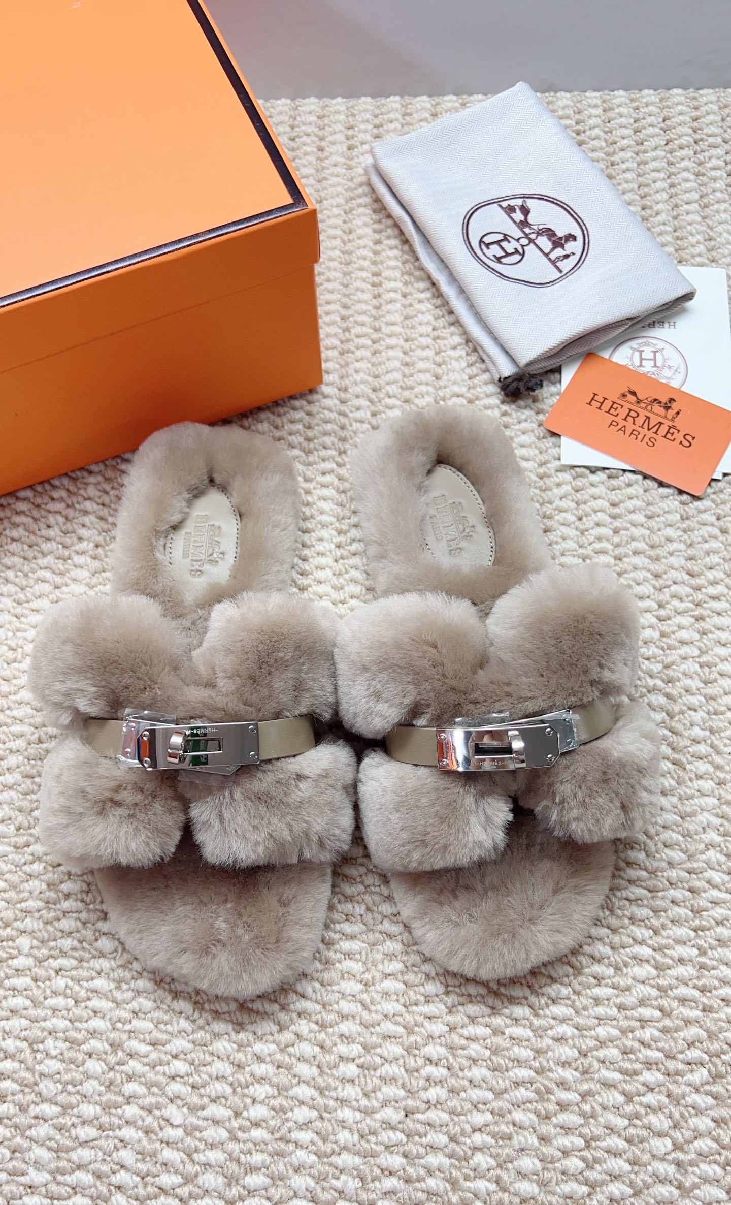 NO:470184,Genuine leather bottom Rubber bottom (Note Rubber bottom-needed to be customized) Help!  This pair of Hermes wool drag is very conscious of autumn and winter!   The straight hair texture is amazing!  The full wool wrap is like stepping into the clouds, so warm that I don’t want to take it off~ The classic belt + brand buckle is a whole and it is expensive!  Any jeans and yoga pants are so fashionable that they are so fashionable, and when you go out to get a courier, it is like walking on a catwalk. The flat bottom design is super friendly to every goddess, with an anti-slip rubber bottom/real leather bottom, so you can wear it at home and outside. It is the gospel of lazy people!  The exquisite feeling of being able to go out after putting on it, my best friend chases him and wants to link hhh. The atmosphere of autumn and winter is all thanks to these pairs of scenes, and the heroine's style is so tightly ~ Whoever wears it knows how fragrant it is!  1: Fabric Teddy Sheep genuine leather 2: Lining Teddy Sheep genuine leather 3 tiptoe material Teddy Sheep genuine leather 4: Outsole genuine leather outsole 5 sizes 35-43 sizes, [Notes 41, 42, 43 customized], fur shoes and slippers, hermes, slippers, jeans, Leather soles19860909真皮底 橡胶底（注 橡胶底-需定做） 救命！这双爱马仕羊毛拖也太懂秋冬了吧！  直毛质感绝了！全羊毛包裹jiojio像踩进云朵里,暖到不想脱～  经典皮带+品牌饰扣一整个显贵住！随便搭牛仔裤、瑜伽裤都时髦到炸,出门拿快递都像走秀  平底设计对每个女神都超友好,防滑橡胶底/真皮底可选,居家外穿两不误～  懒人福音就是它！套上就能出门的精致感,闺蜜见了追着要链接hhh  秋冬氛围感全靠这双撑场面,女主范儿拿捏得死死的～ 谁穿谁知道有多香！ 1:面料泰迪羊真皮毛 2:里料泰迪羊真皮毛 3踮脚材料泰迪羊真皮毛 4:大底真皮大底 5码数35-43码,【注41、42、43订做】,毛毛鞋拖鞋,hermes,slippers,jeans,Leather soles,Women's Shoes