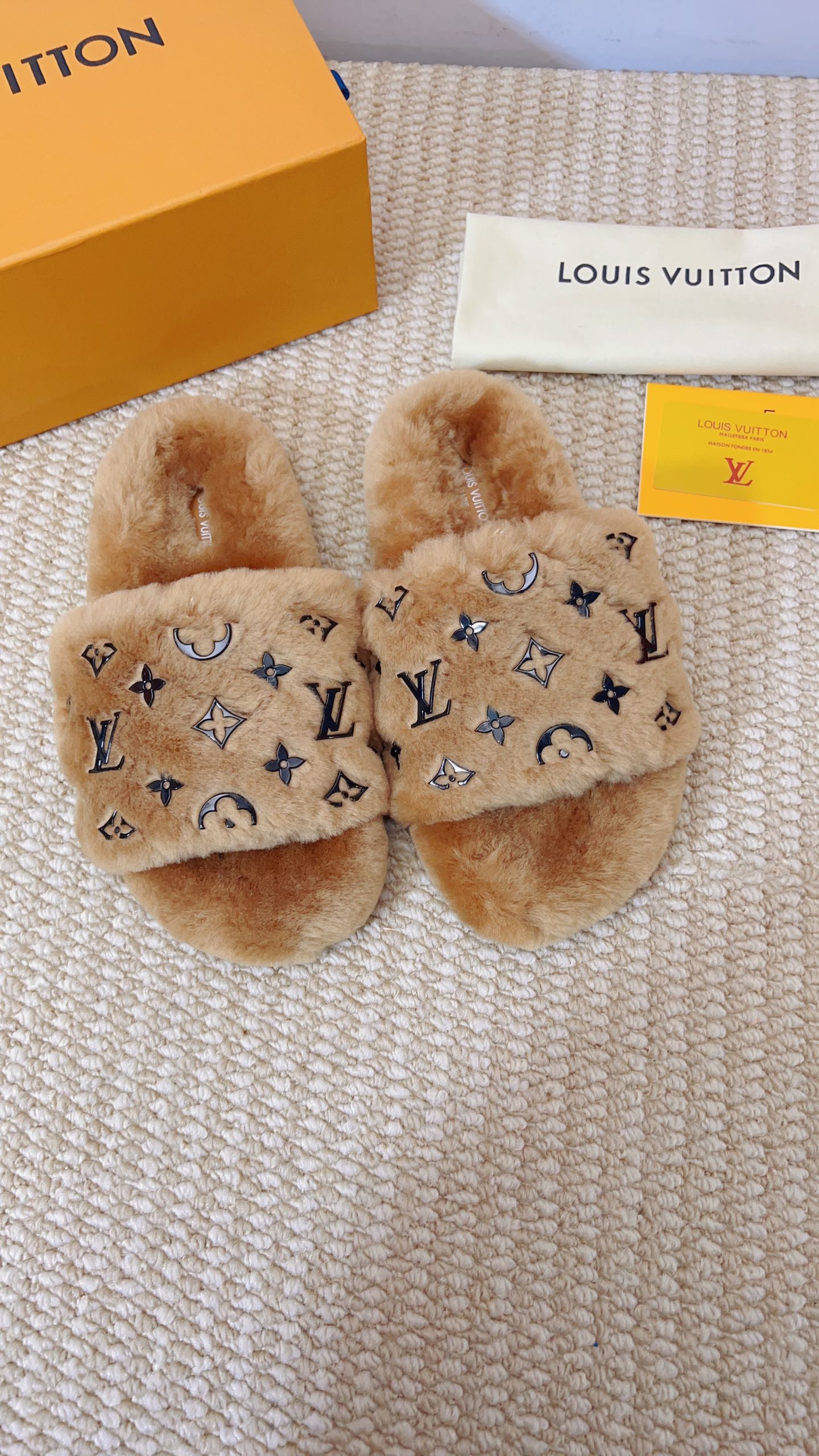 NO:670214,Double LV letters are in stock. Only genuine leather and wool, size 35-42, furry shoes and slippers, louis vuitton, slippers19860909双LV字母款有货 只做真皮羊毛 码数35-42,毛毛鞋拖鞋,louis vuitton,slippers,Women's Shoes