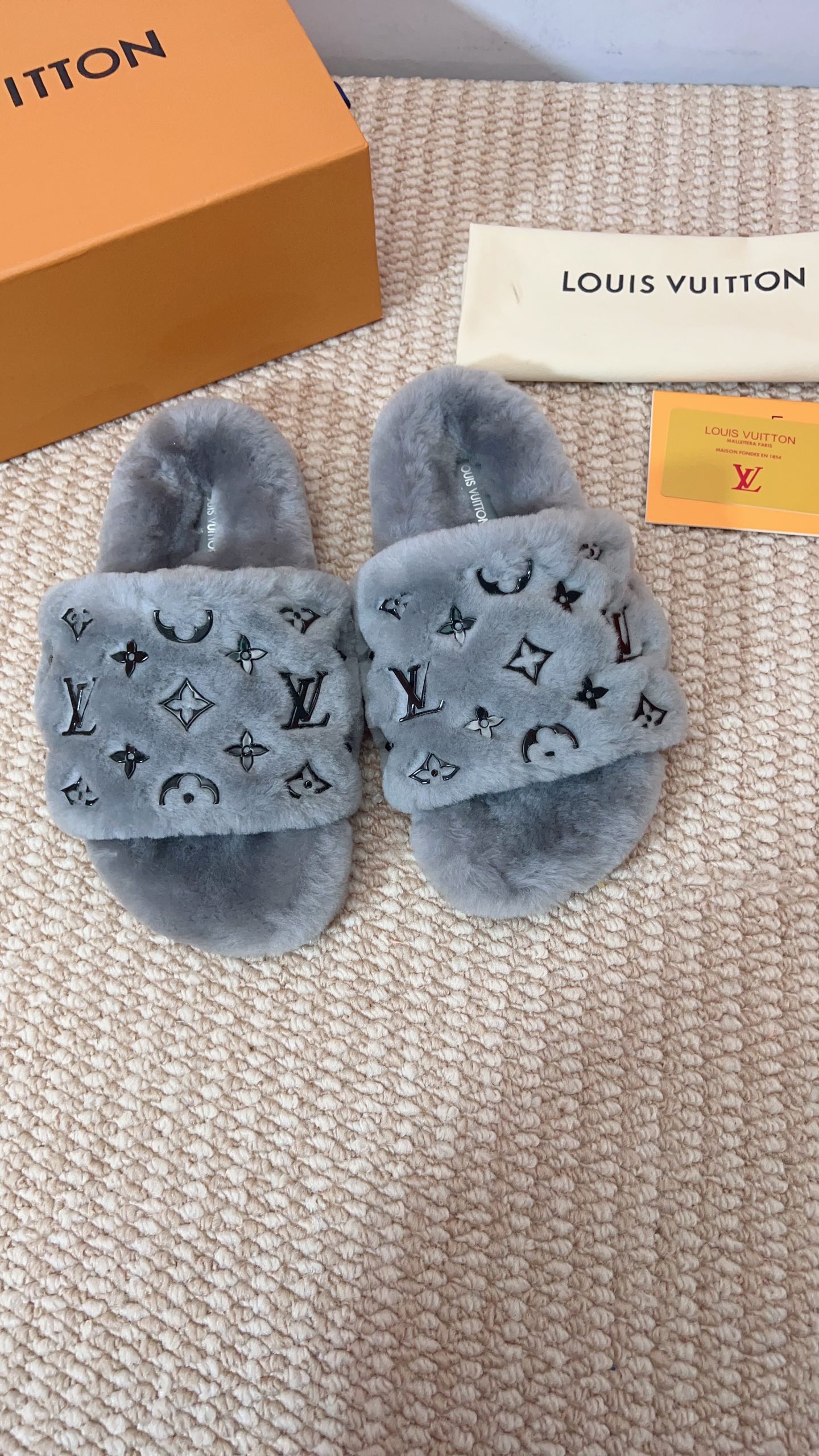 NO:669780,2026 winter and spring luxury debut. All-wool upper | All-wool water platform. It is gentle and skin-friendly, and every step is like stepping into the clouds. Classic LV lettering is embellished with glue. Every detail is shining. Thickened rubber anti-slip soles. A steady step, yet soft and rusty. Comes with original drawer gift box packaging. Keep it for yourself and cherish it, and give gifts with sincerity #luxury-sense slippers #Winter Warm Shoes #luxury single product  Size 35-42 (41/42 customized), furry shoes and slippers, louis vuitton, slippers198609092026冬春奢感登场 全羊毛鞋面｜全羊毛水台 温润亲肤,每一步都踏进云端 经典LV字母滴胶点缀 细节之处,皆是光芒 加厚橡胶防滑鞋底 步履稳健,亦柔亦飒 搭配原版抽屉礼盒包装 自留珍视,赠礼亦显心意 #高级感拖鞋 #冬日暖履 #奢侈单品 码数35-42(41/42定做),毛毛鞋拖鞋,louis vuitton,slippers,Women's Shoes