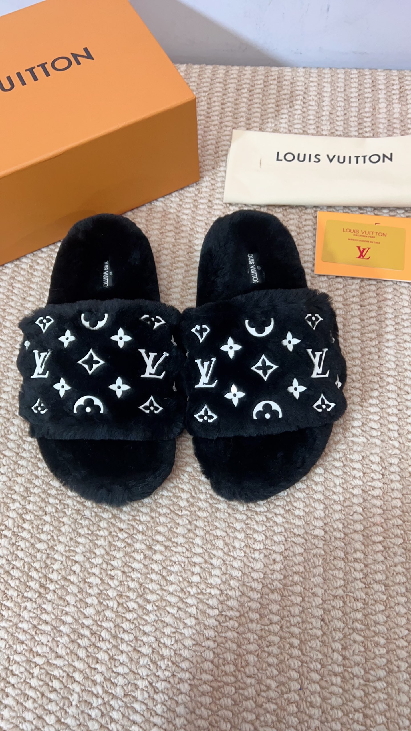 NO:670216,Double LV letters are in stock. Only genuine leather and wool, size 35-42, furry shoes and slippers, louis vuitton, slippers19860909双LV字母款有货 只做真皮羊毛 码数35-42,毛毛鞋拖鞋,louis vuitton,slippers,Women's Shoes