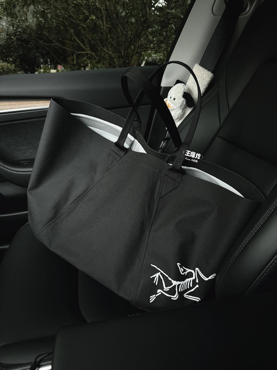 Generous capacity, suitable for both travel and fitness. - Comprehensive 5