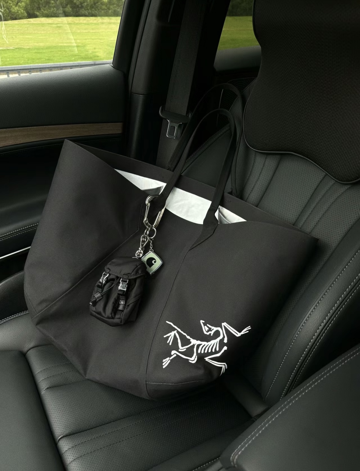 Generous capacity, suitable for both travel and fitness. - Comprehensive 4