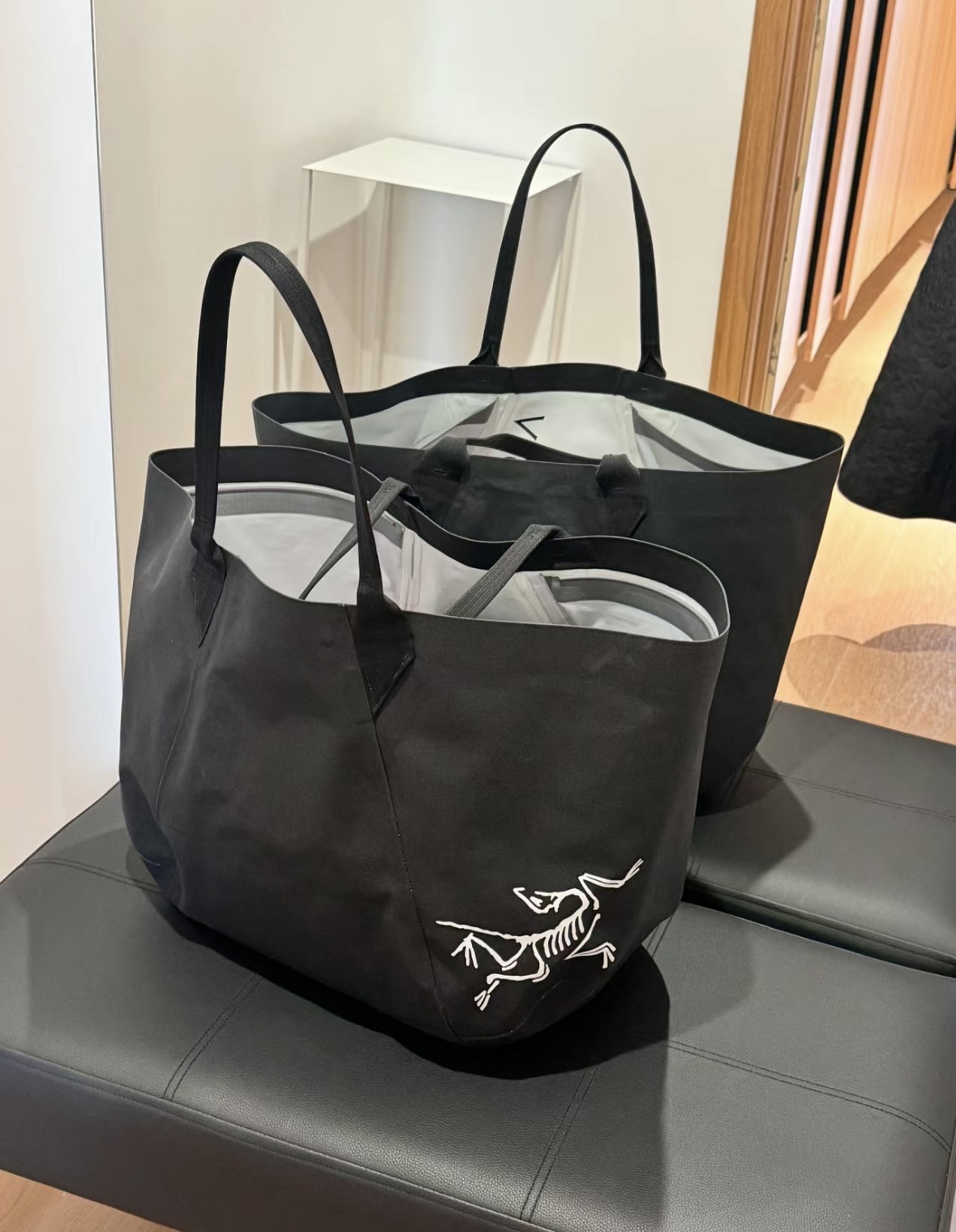Generous capacity, suitable for both travel and fitness. - Comprehensive 3
