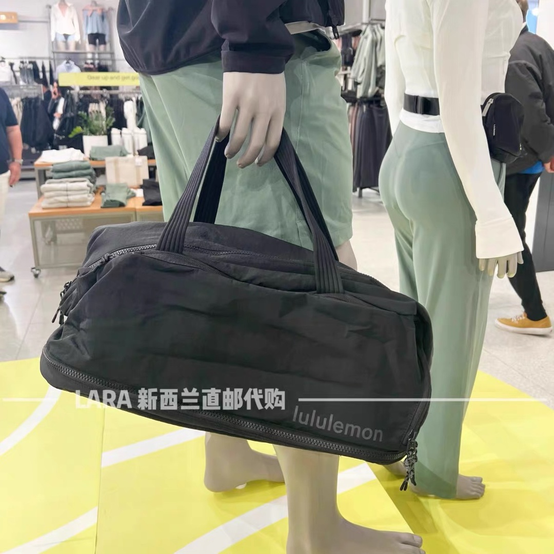 Defined by minimalist elegance, this travel bag seamlessly transitions - Comprehensive