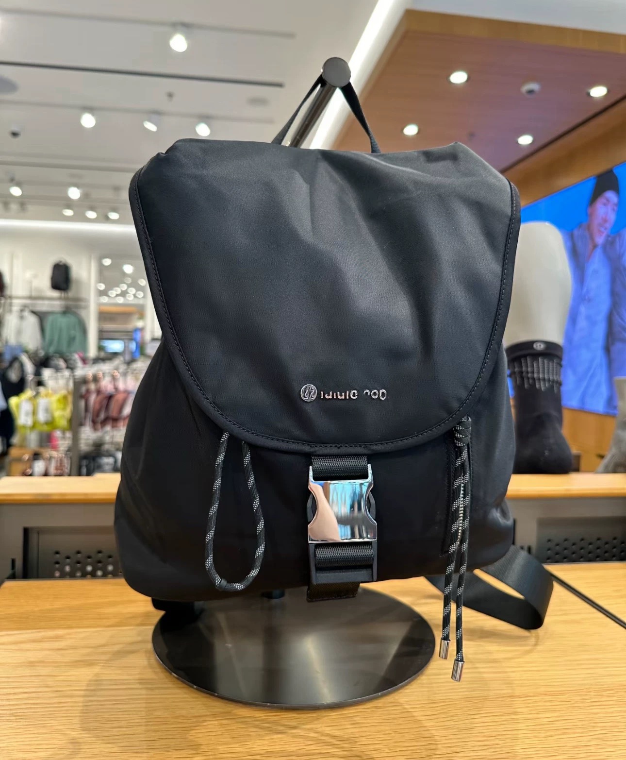 A stylish and functional backpack designed for year-round versatility - Comprehensive 2