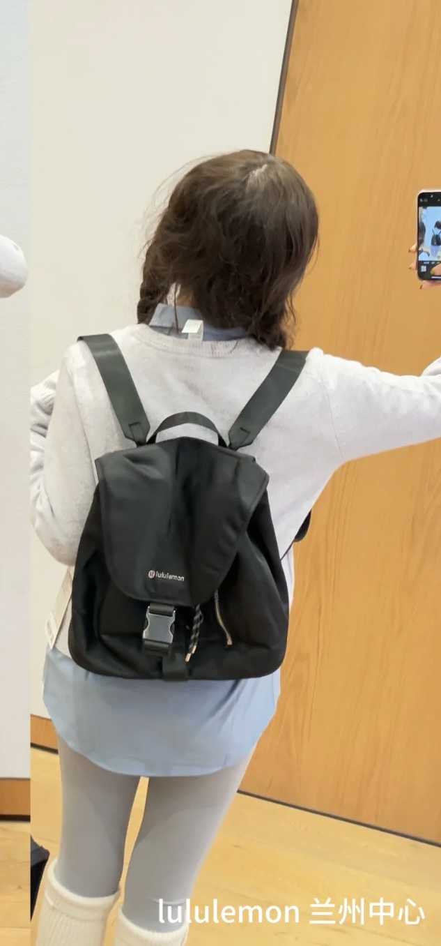 A stylish and functional backpack designed for year-round versatility - Comprehensive 7