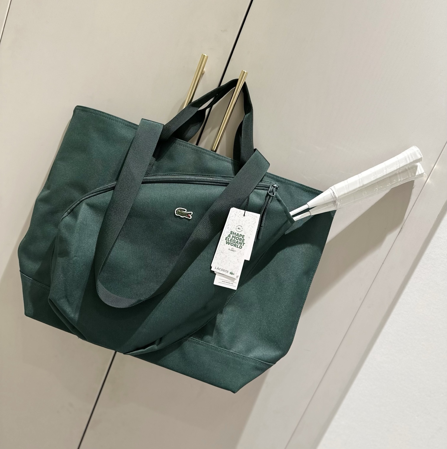 NO:827937,Crocodile tennis bag, same style as Wang Yibo, green, black, size: 40*16*40cm, long shoulder strap 85cm,,19860909鳄鱼网球包,王一博同款,绿色,黑色 尺寸:40*16*40cm,长肩带85cm,,,Women's clothing