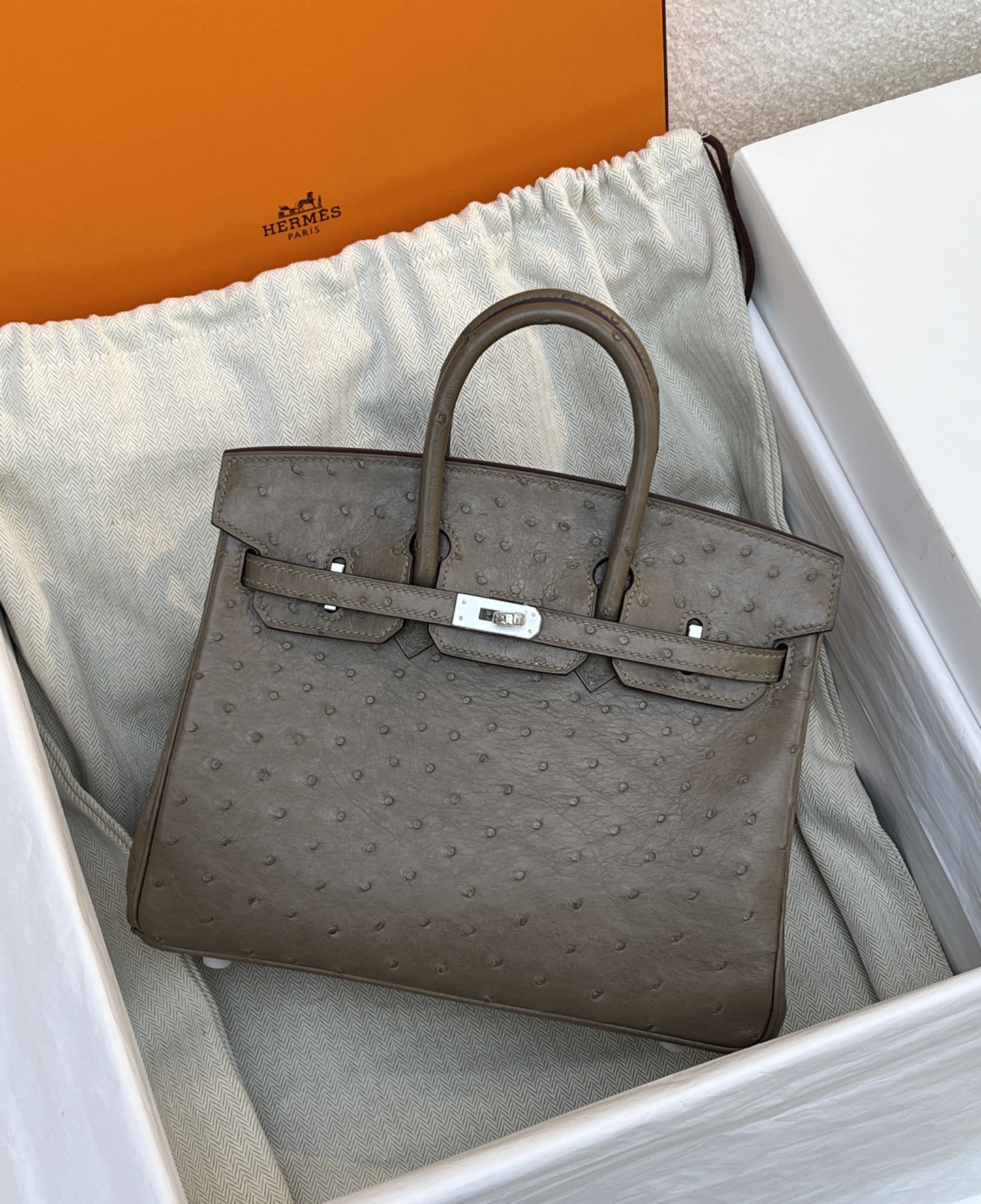 NO:714024,Ostrich skin platinum 25, elephant gray/silver buckle in stock, Hermes, hermes, ostrich skin, Hermes,19860909鸵鸟皮铂金25,大象灰/银扣 现货,爱马仕,hermes,ostrich skin,Hermes,,Bag