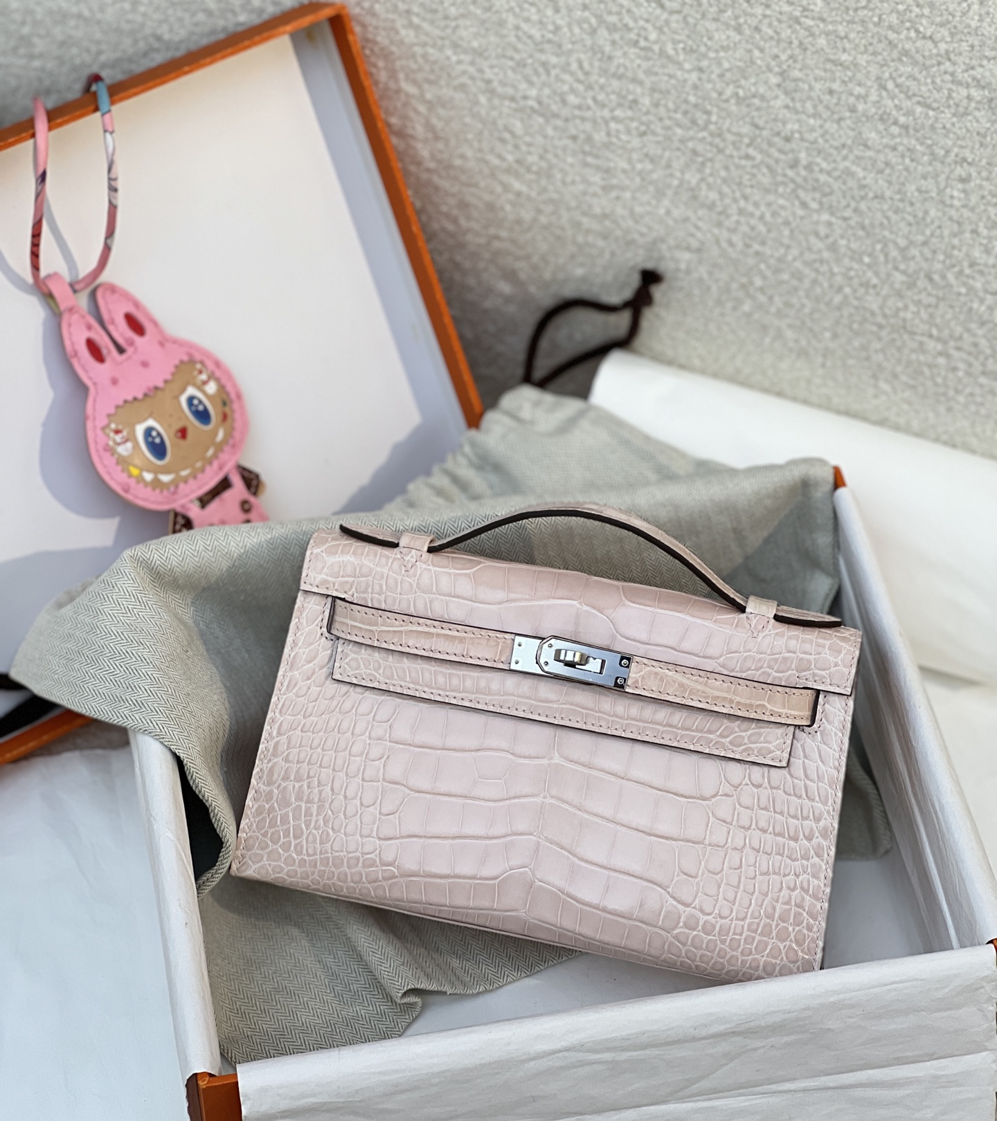 NO:741212,High gloss American crocodile skin Kelly generation almond powder/silver buckle spot,Hermes,hermes,crocodile skin,Hermes,19860909高光美洲鳄鱼皮 凯莉一代 杏仁粉/银扣 现货,爱马仕,hermes,crocodile skin,Hermes,,Bag