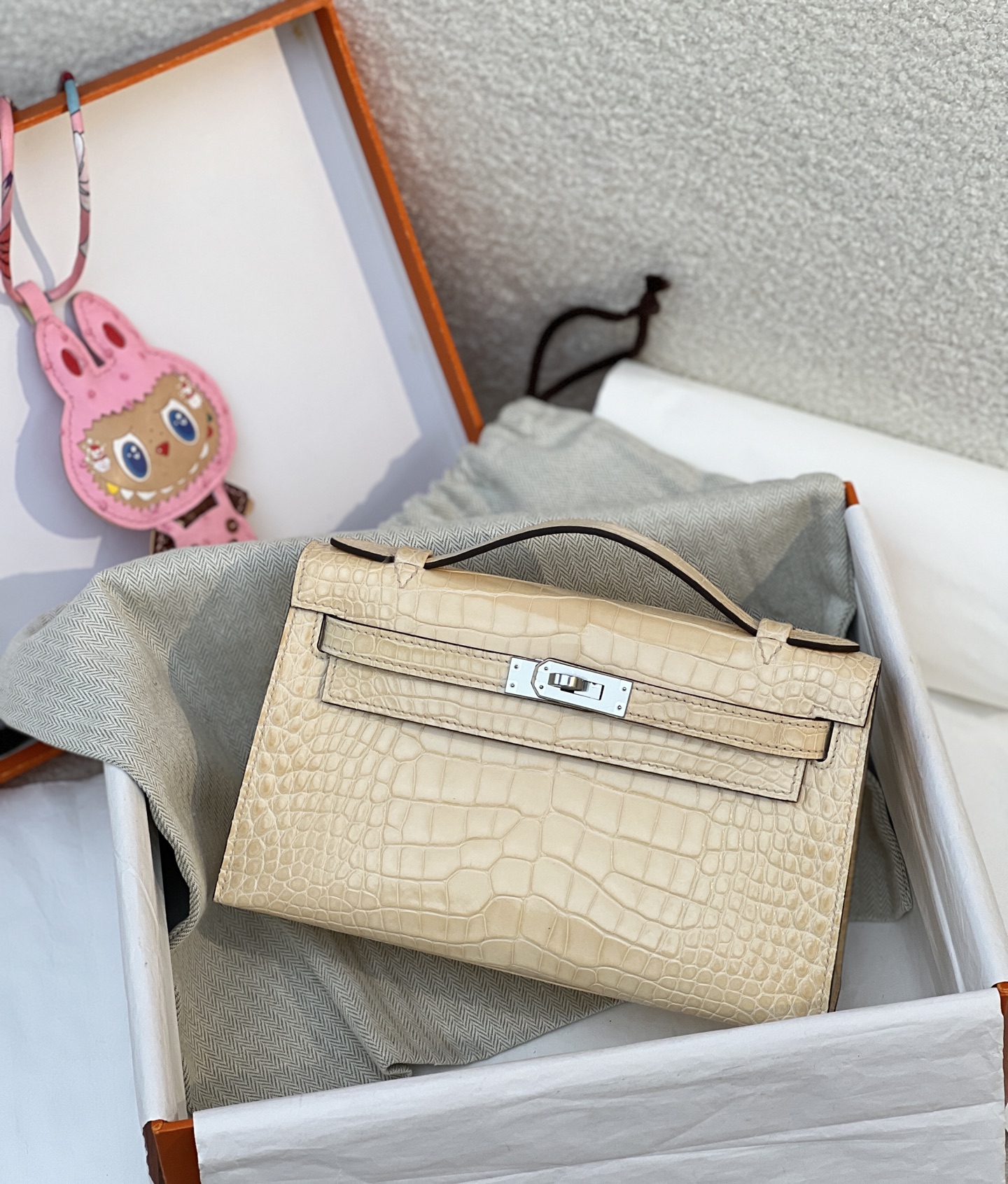 NO:741215,High gloss American crocodile skin Kelly generation beige/silver buckle spot,Hermes,hermes,crocodile skin,Hermes,19860909高光美洲鳄鱼皮 凯莉一代 米黄/银扣 现货,爱马仕,hermes,crocodile skin,Hermes,,Bag
