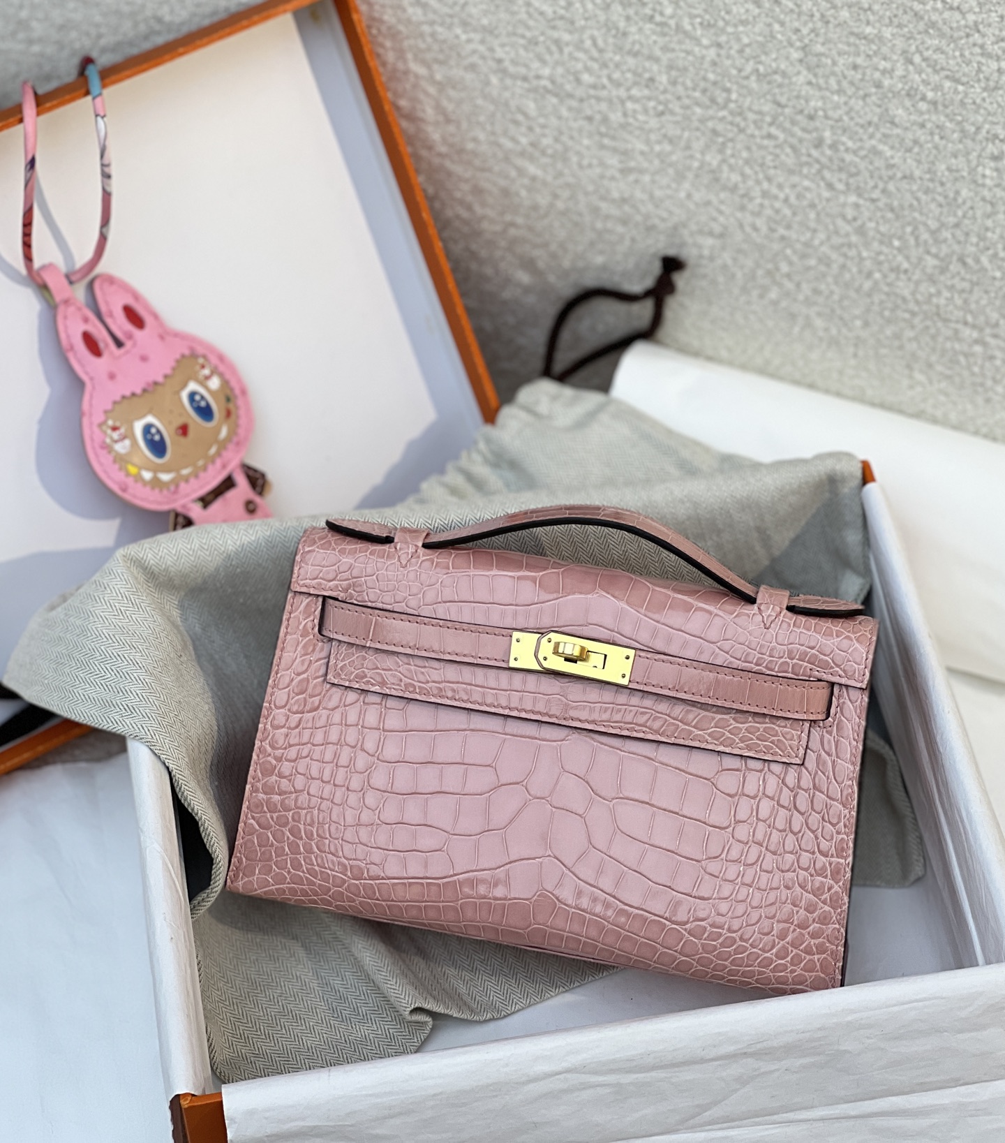 NO:741218,High gloss American crocodile skin Kelly generation cherry blossom pink/gold buckle spot,Hermes,hermes,crocodile skin,Hermes,19860909高光美洲鳄鱼皮 凯莉一代 樱花粉/金扣 现货,爱马仕,hermes,crocodile skin,Hermes,,Bag