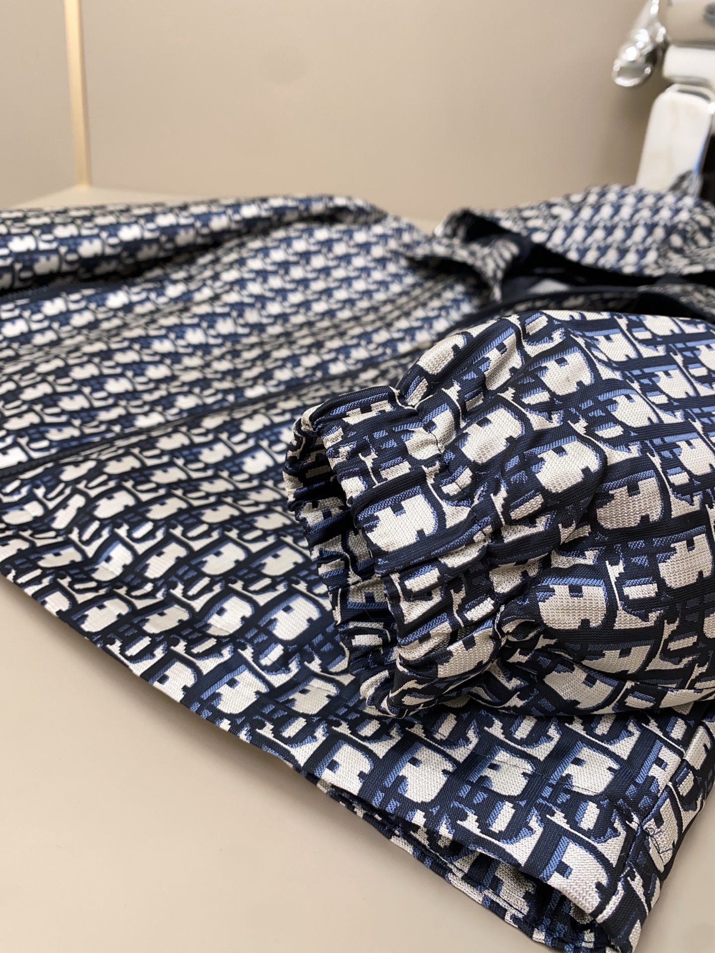 Dior Oblique Patterned Windbreaker Jacket with Hood and Sleeve Pocket 10 i1757047384095 3197 0 3