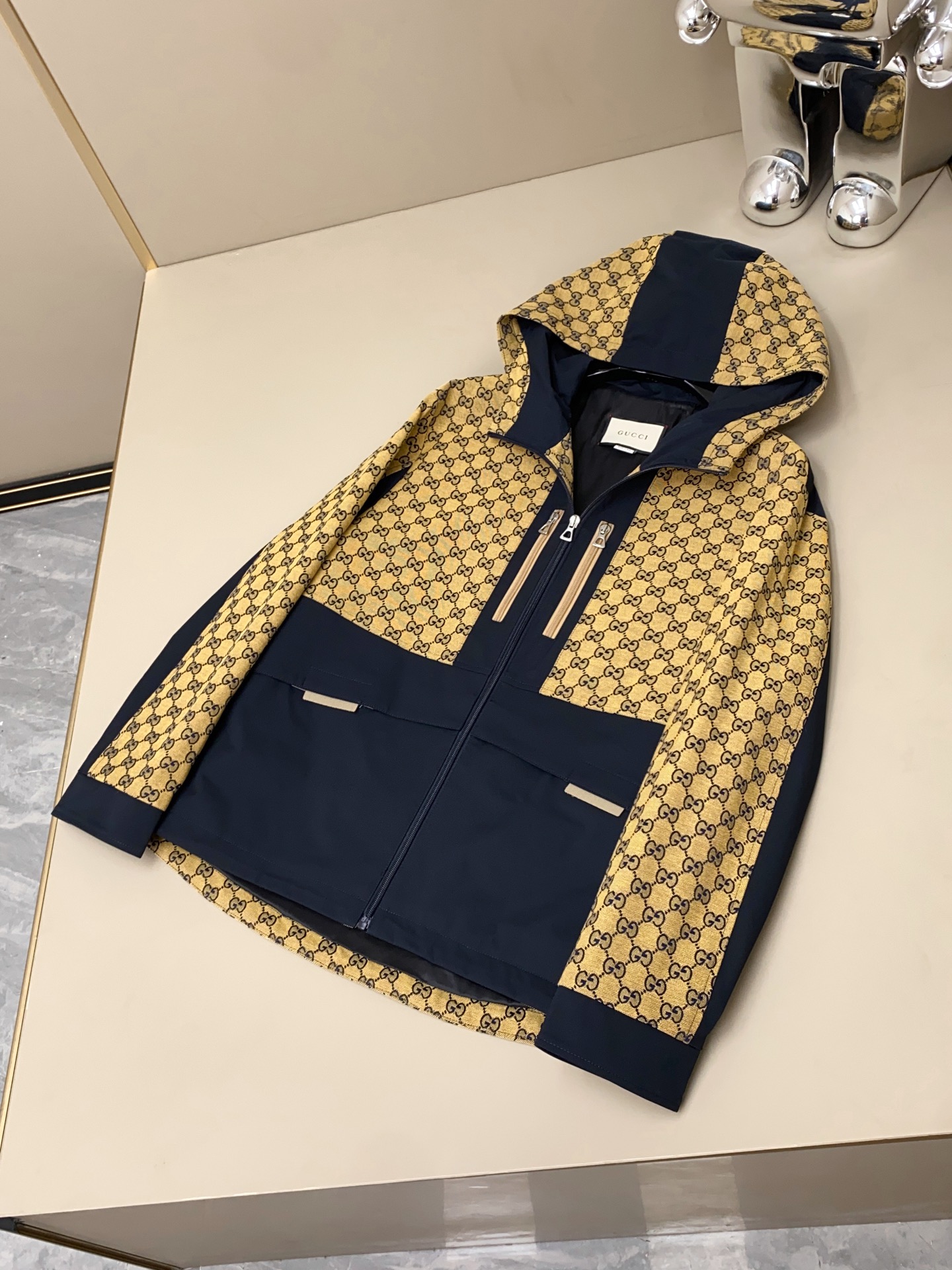 NO:907720,Close-up of details: G super heavyweight fashion splicing jacket. The body is made of imported technical fabrics supplied by customers. The fabric has a smooth texture, has remarkable windproof and waterproof functions, and is extremely wear-resistant and practical. The quality is quite superior! The body adopts a splicing and contrasting color design, with classic GG mesh pattern decoration, double zipper pocket design on the chest, and the integration of classic elements to highlight the brand's charm and luxury! M~3XL,,jackets & coats,jackets & coats,19860909细节特写: G超级重磅款时尚拼接夹克外套,衣身精选客供进口科技面料制成,面料质感爽滑,防风防水功能性显著,同时极为耐磨实穿,品相相当优越！ 衣身采用拼接撞色设计,经典的GG网纹图案装饰,胸口双拉链口袋设计,经典元素融入彰显出品牌魅力与奢华感！M~3XL,,jackets & coats,jackets & coats,,Men's clothing