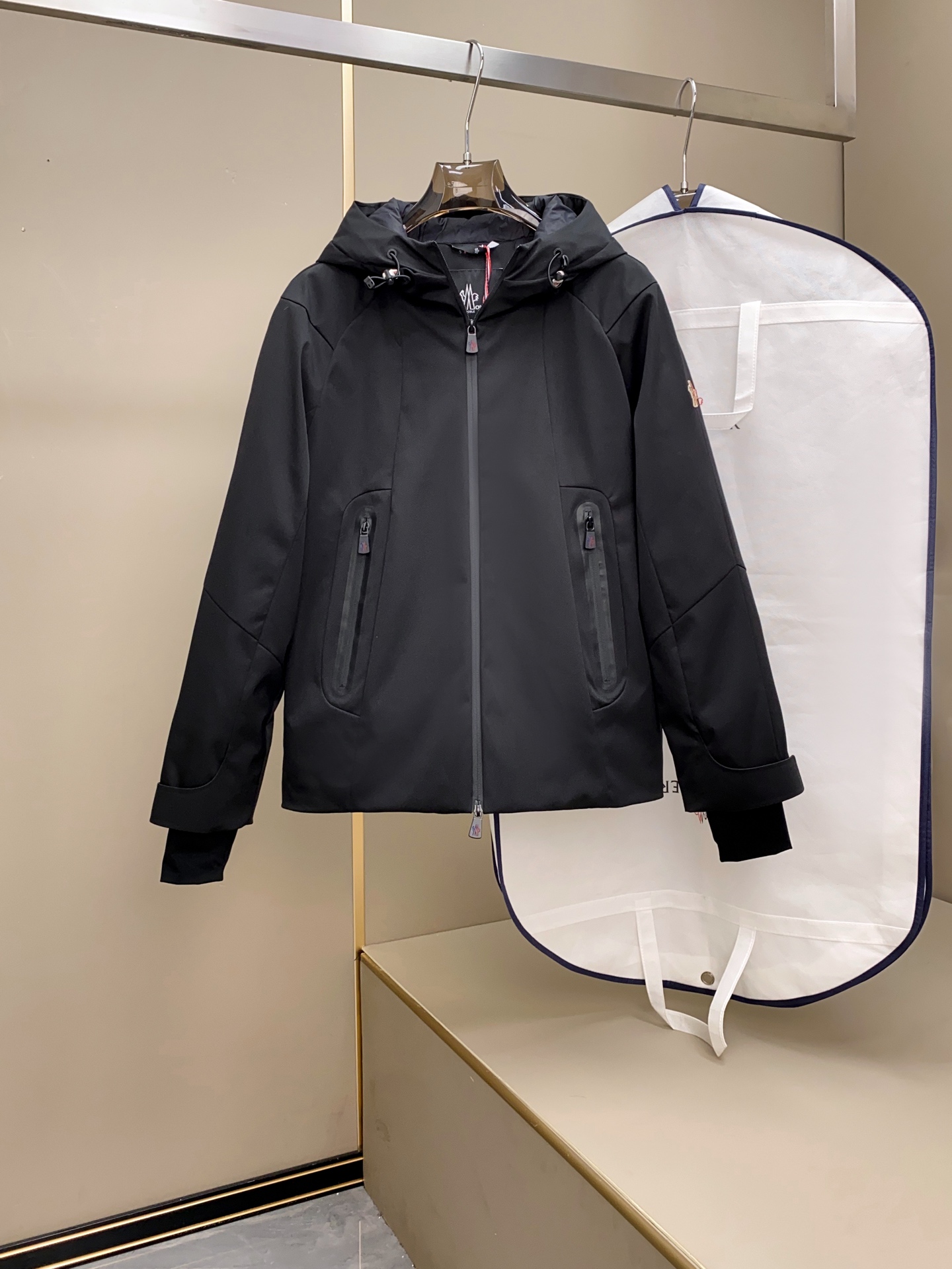 代工厂出口级别订单货品.品相完美.Mon*ler Grenble压胶滑雪羽绒服 彰显造型气质的不朽传奇.