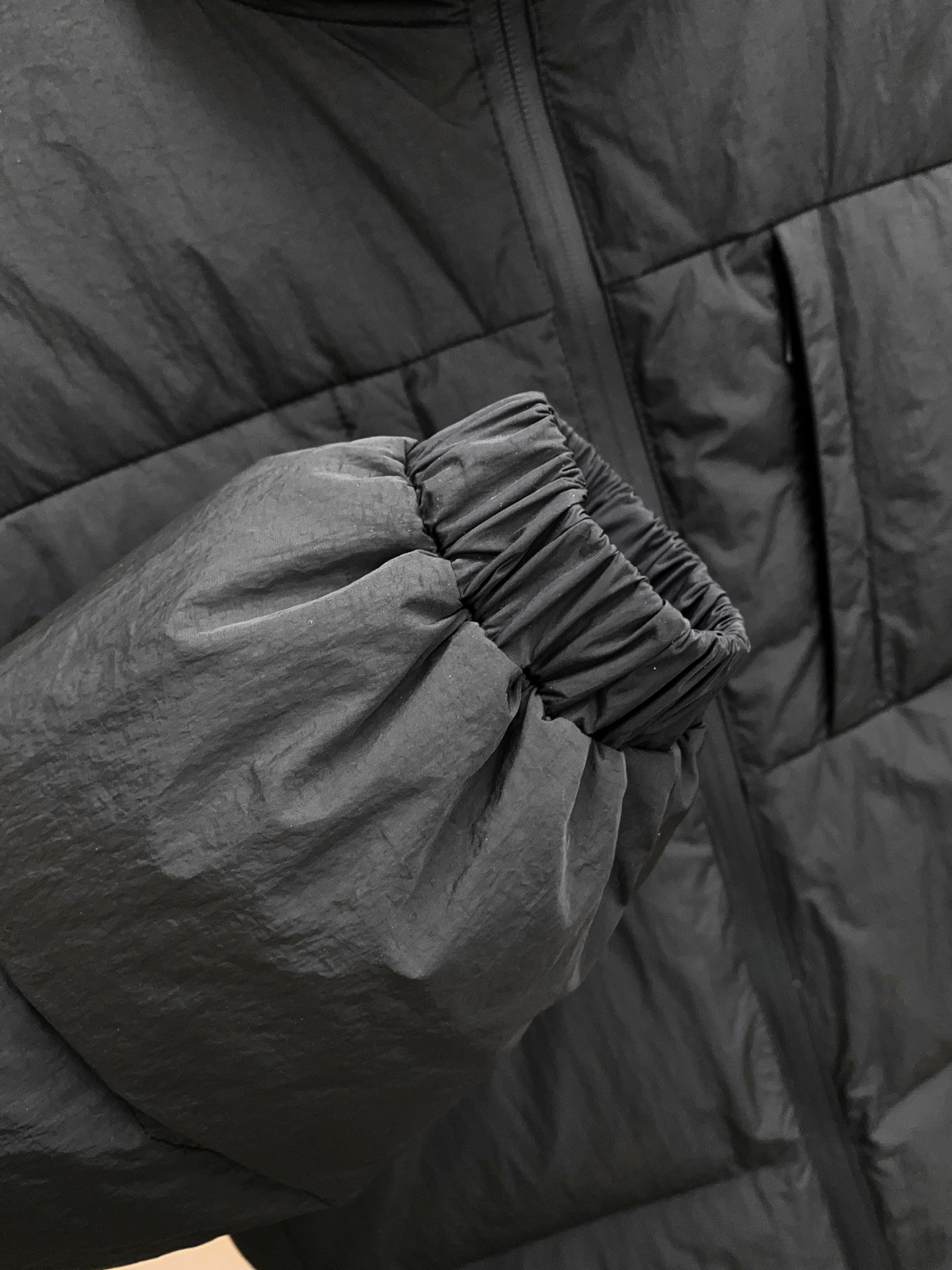 Mon*ler男士时尚休闲立领轻薄羽绒服夹克外套.客供日本Toray公司户外专业科技面料，缝线由内里填充