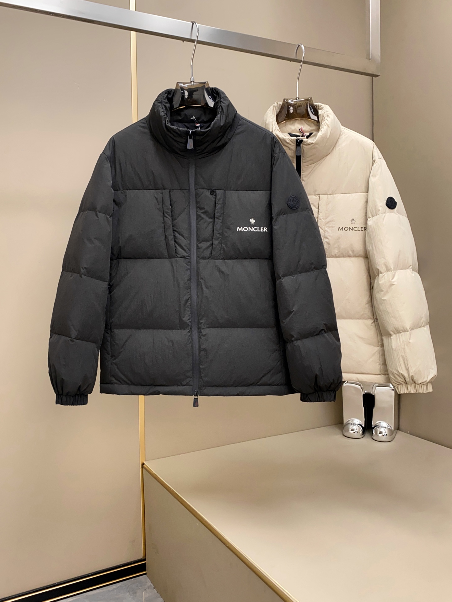 Mon*ler男士时尚休闲立领轻薄羽绒服夹克外套.客供日本Toray公司户外专业科技面料，缝线由内里填充