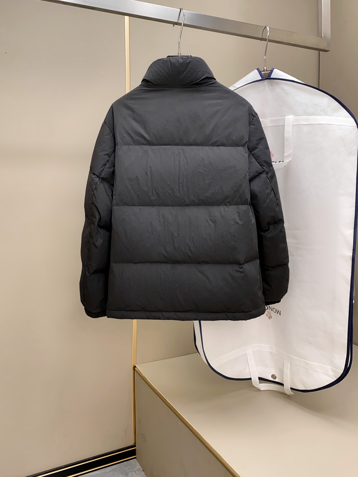 Mon*ler男士时尚休闲立领轻薄羽绒服夹克外套.客供日本Toray公司户外专业科技面料，缝线由内里填充