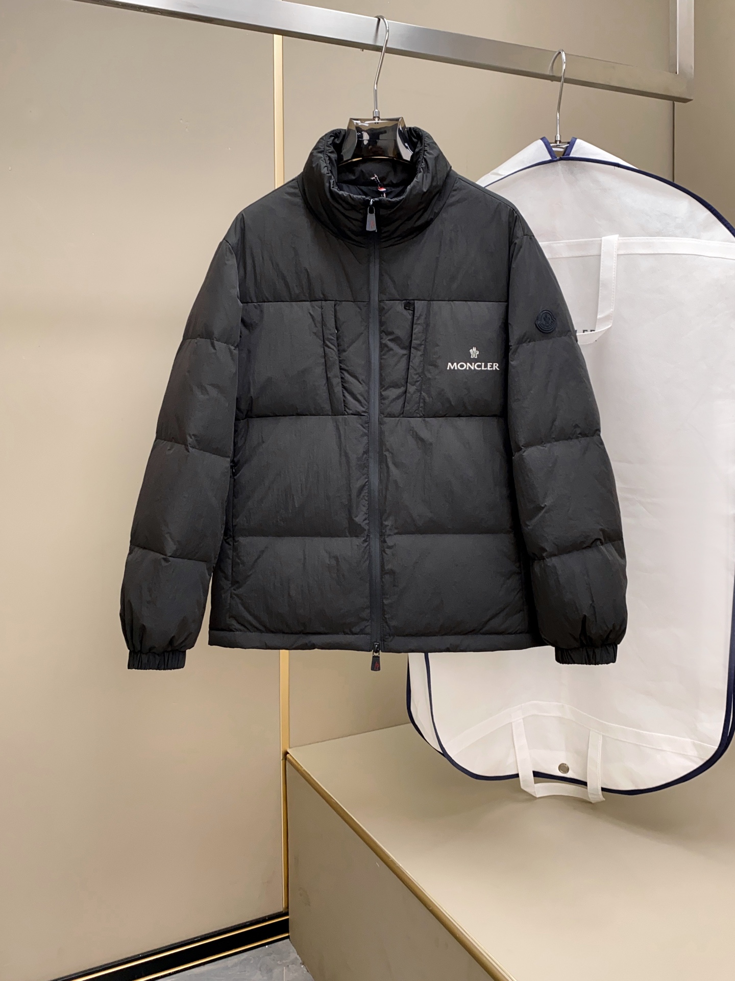 Mon*ler男士时尚休闲立领轻薄羽绒服夹克外套.客供日本Toray公司户外专业科技面料，缝线由内里填充