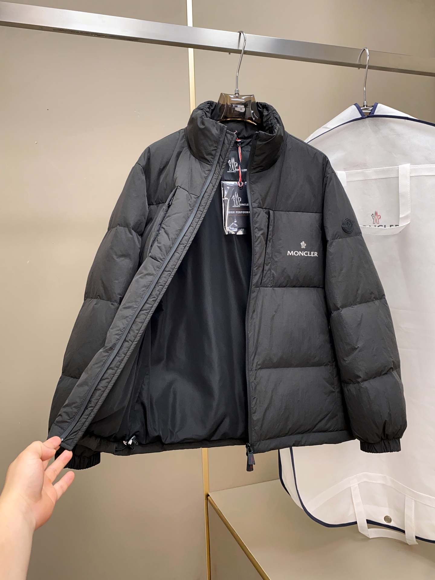 Mon*ler男士时尚休闲立领轻薄羽绒服夹克外套.客供日本Toray公司户外专业科技面料，缝线由内里填充