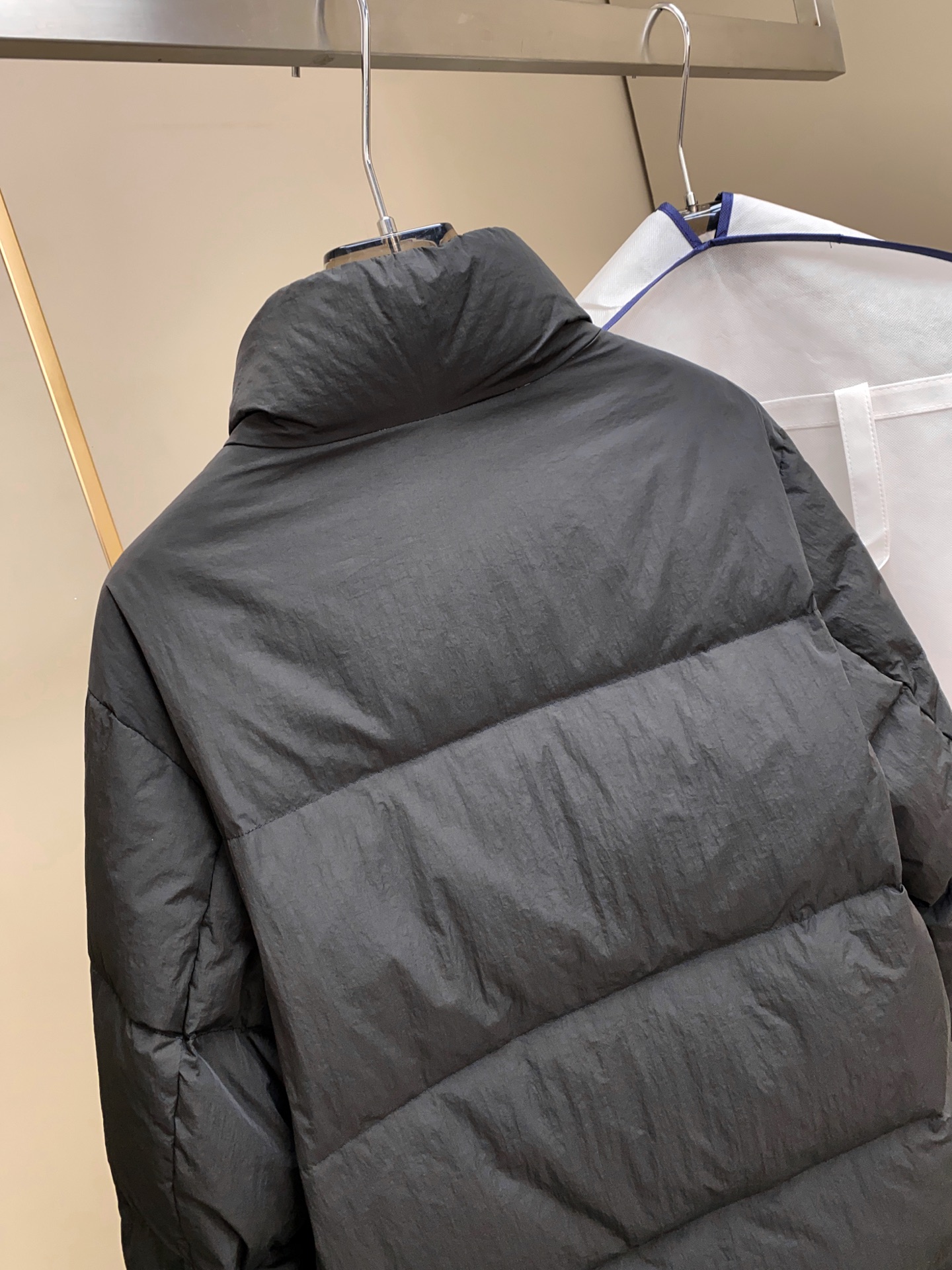 Mon*ler男士时尚休闲立领轻薄羽绒服夹克外套.客供日本Toray公司户外专业科技面料，缝线由内里填充