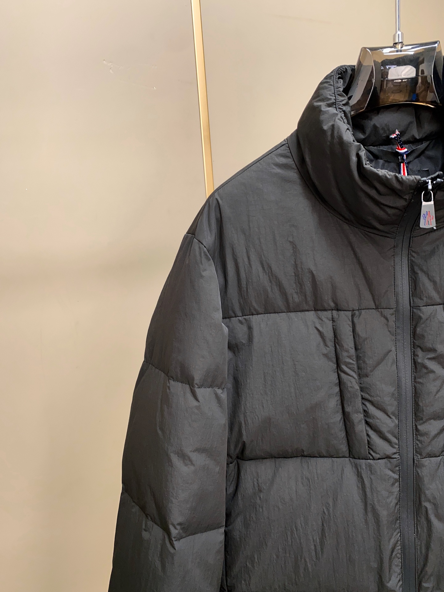 Mon*ler男士时尚休闲立领轻薄羽绒服夹克外套.客供日本Toray公司户外专业科技面料，缝线由内里填充