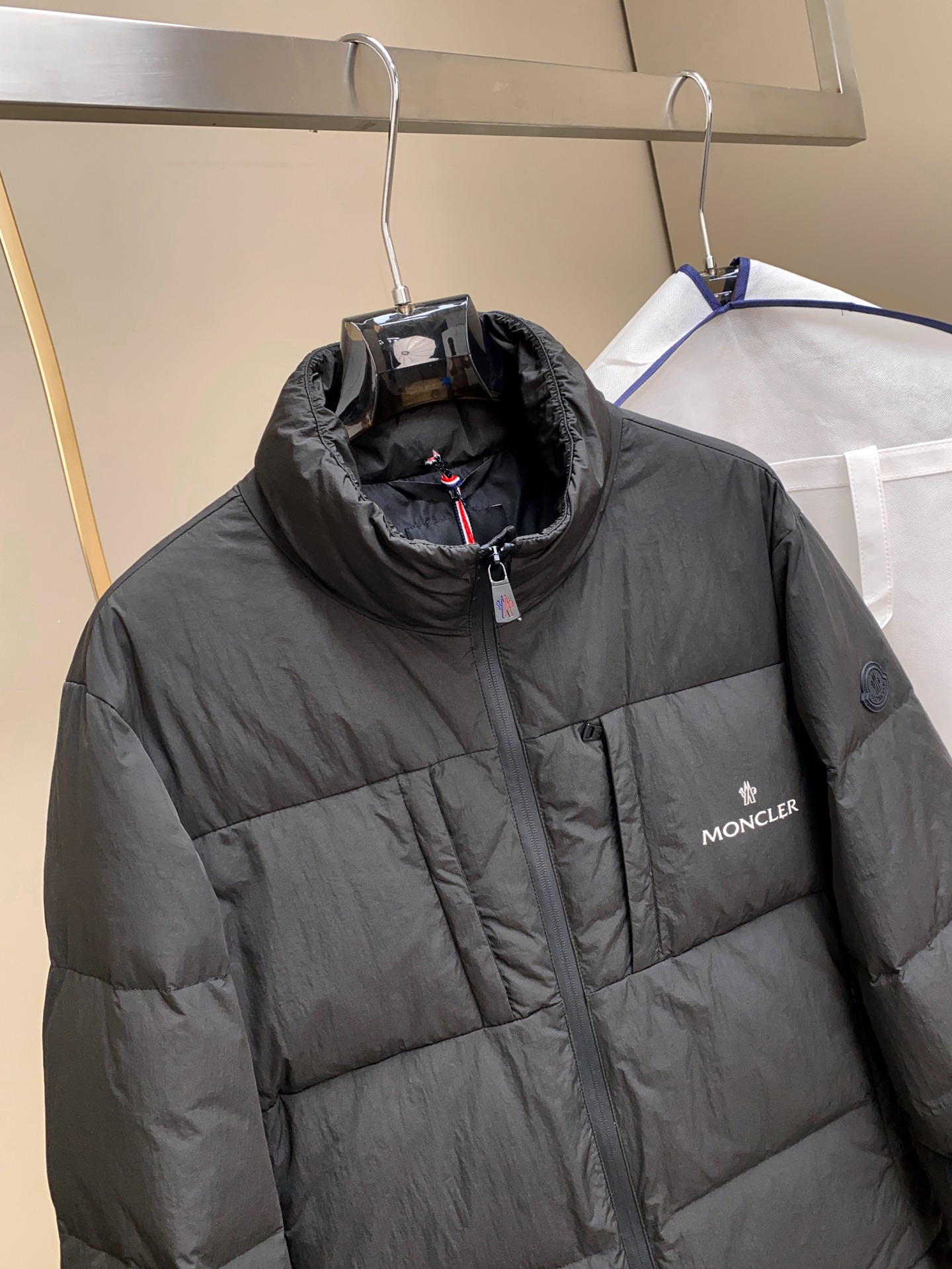 Mon*ler男士时尚休闲立领轻薄羽绒服夹克外套.客供日本Toray公司户外专业科技面料，缝线由内里填充