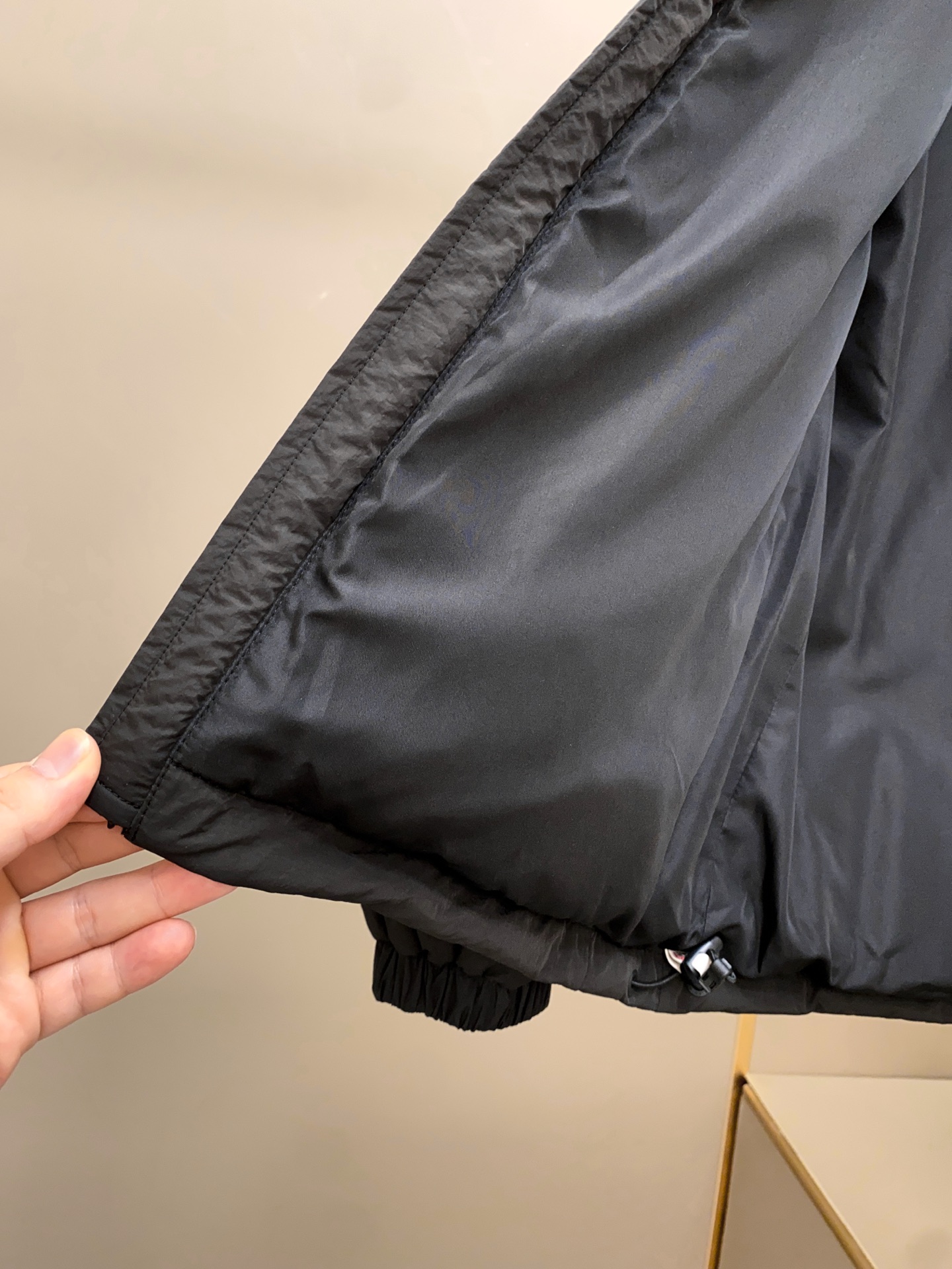 Mon*ler男士时尚休闲立领轻薄羽绒服夹克外套.客供日本Toray公司户外专业科技面料，缝线由内里填充