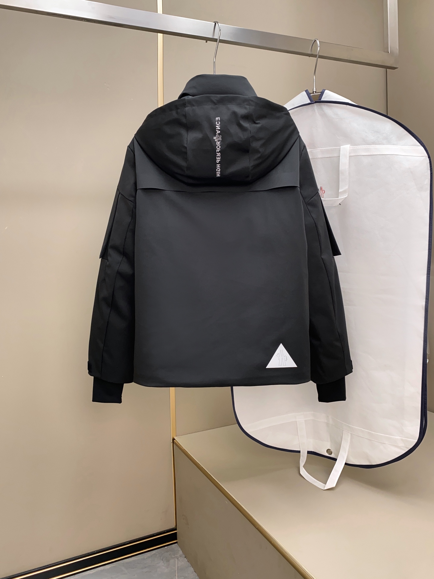 MON 秋冬新款高密度Gore-Tex材质户外连帽立领派克羽绒服夹克外套！来自秋冬季具关注度的设计师合作