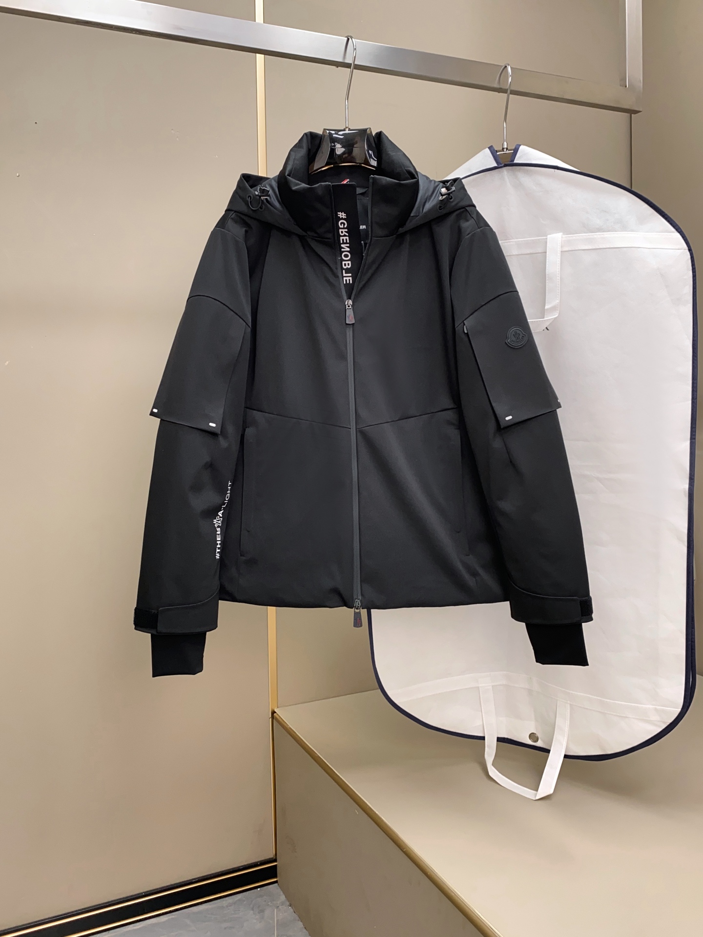 MON 秋冬新款高密度Gore-Tex材质户外连帽立领派克羽绒服夹克外套！来自秋冬季具关注度的设计师合作