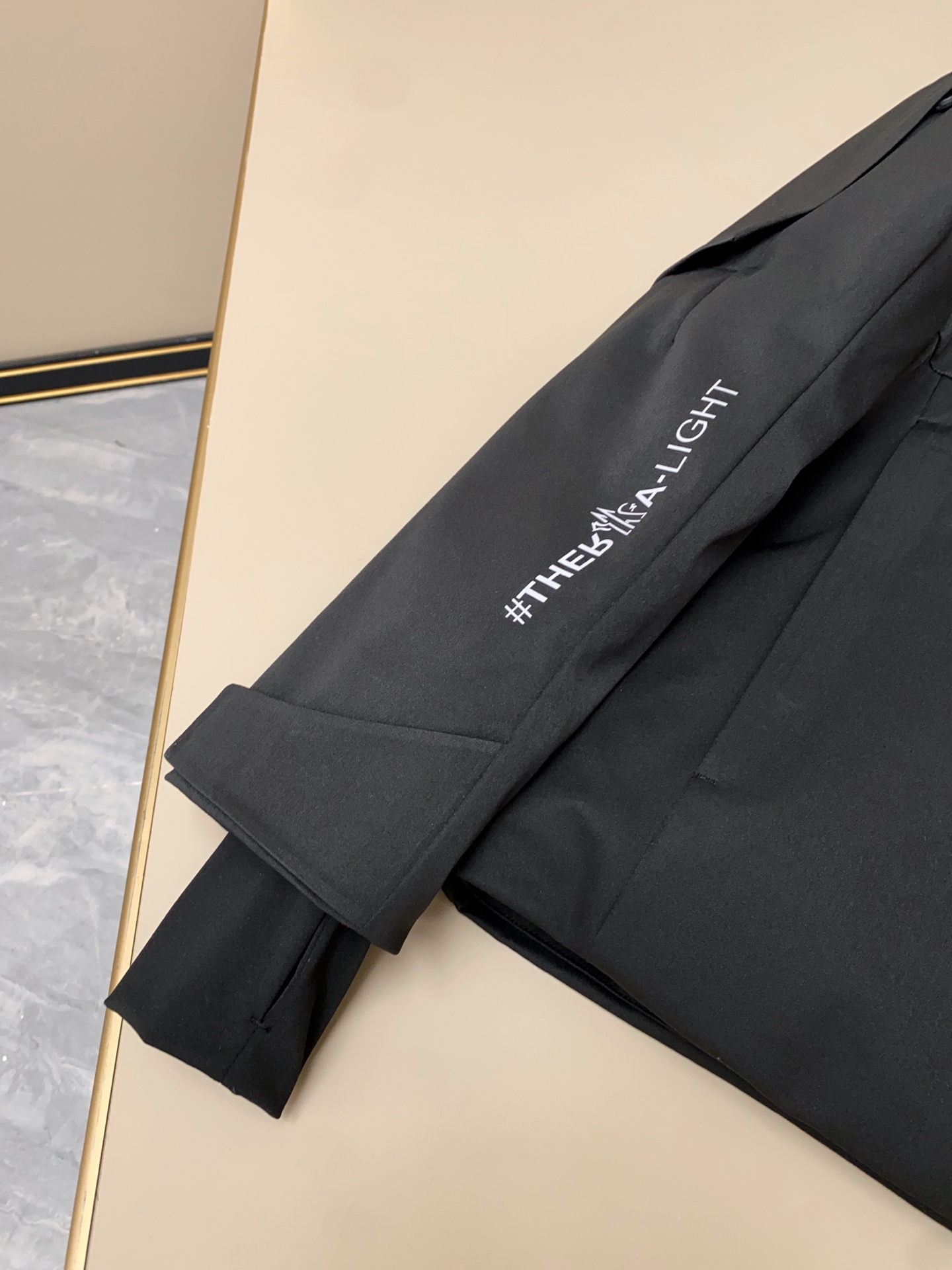 黑色细节搭配。