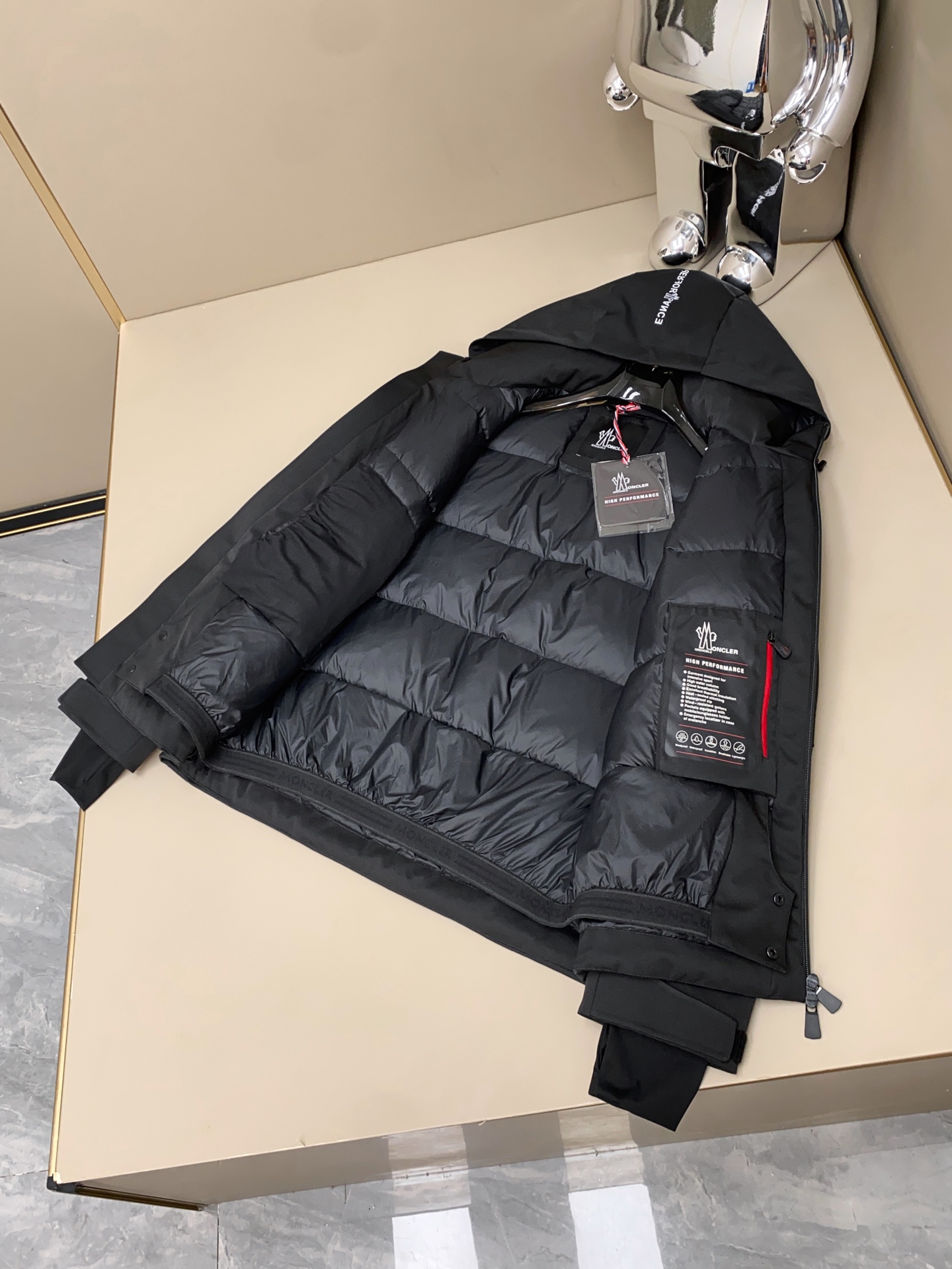 黑色细节搭配。