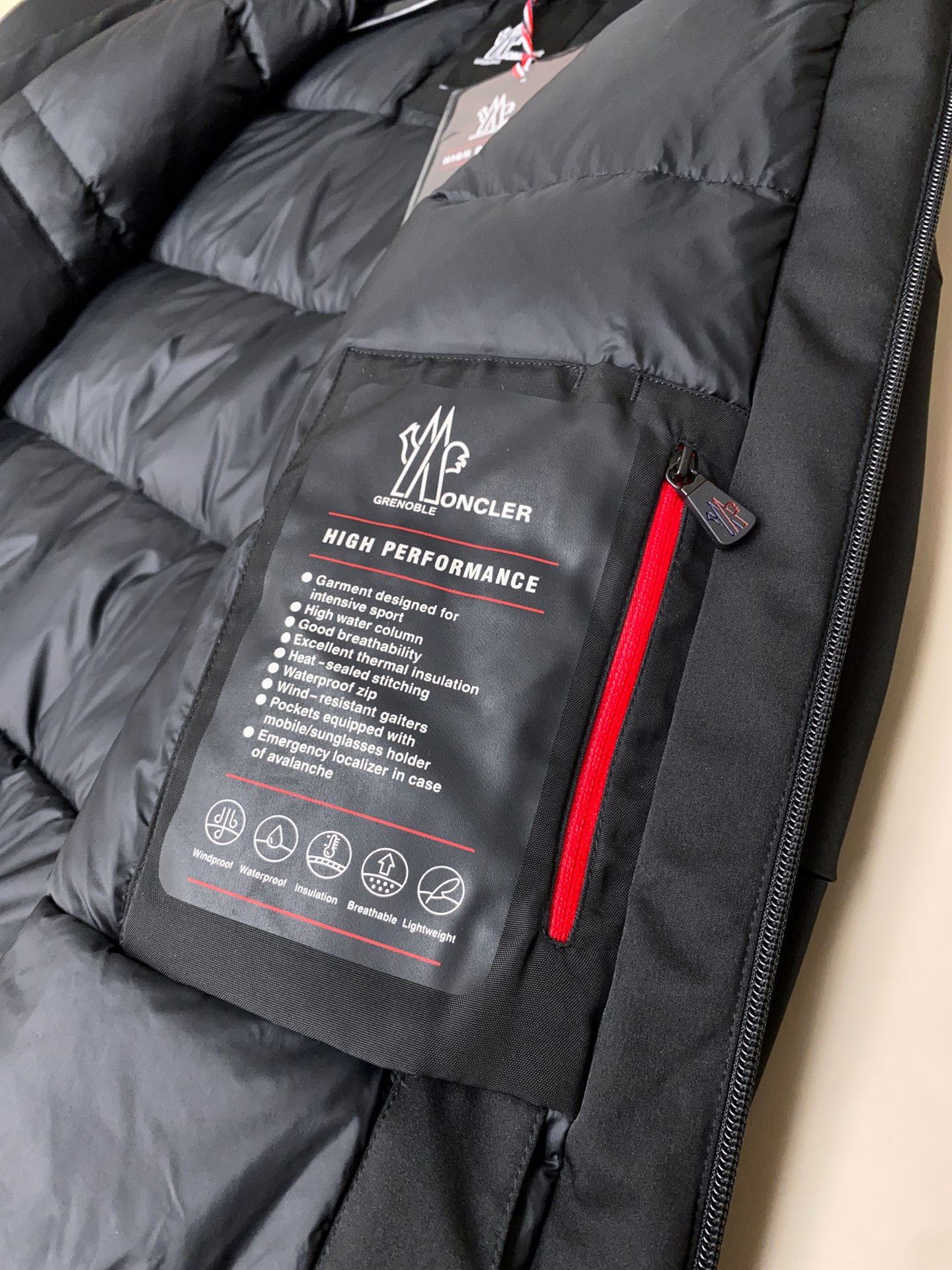 黑色细节搭配。