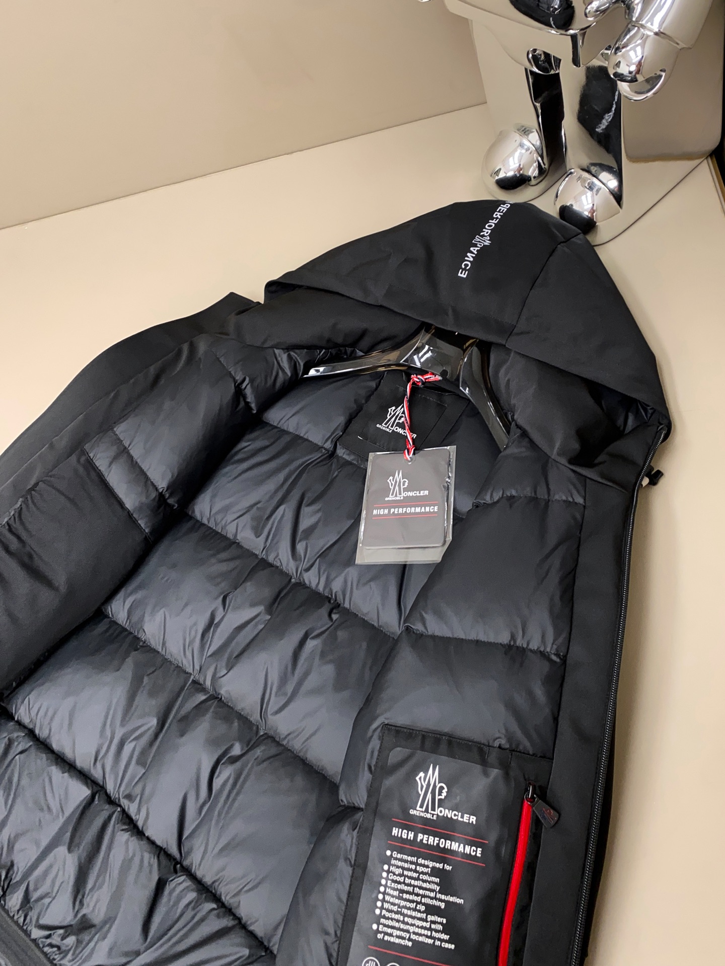 黑色细节搭配。