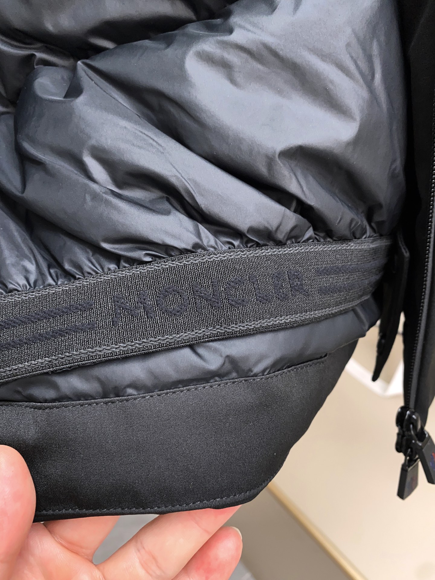 黑色细节搭配。