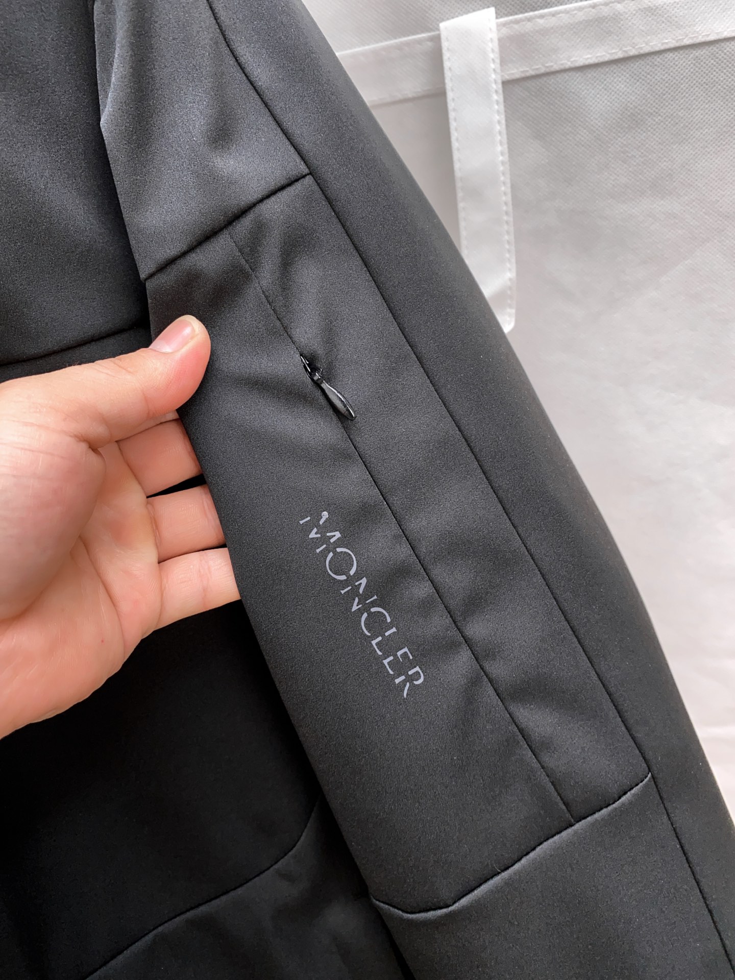 【新品 秋冬新款Mon*ler Grenble压胶滑雪羽绒服 彰显造型气质的不朽传奇.极致款的休闲户外型