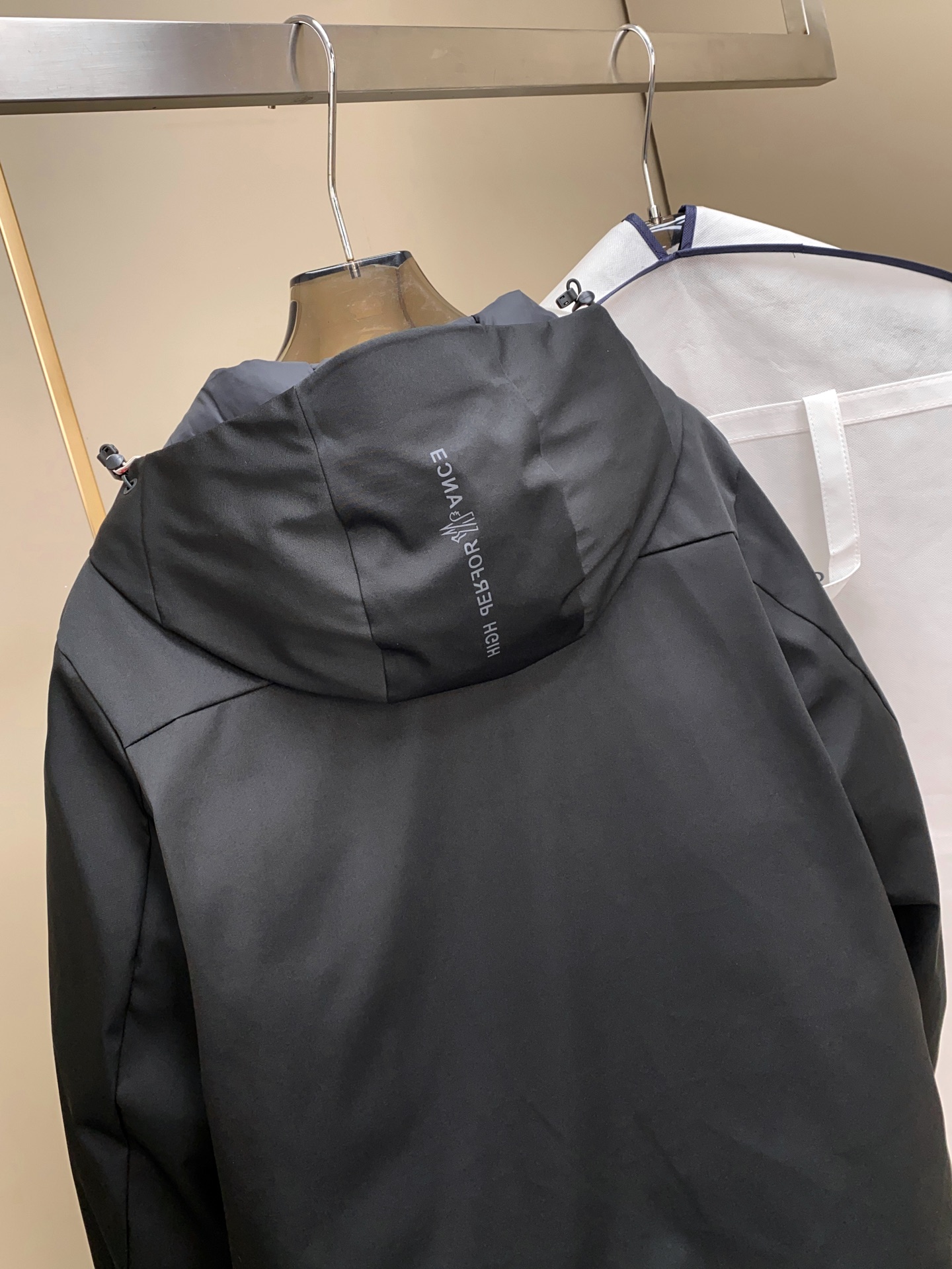 【新品 秋冬新款Mon*ler Grenble压胶滑雪羽绒服 彰显造型气质的不朽传奇.极致款的休闲户外型