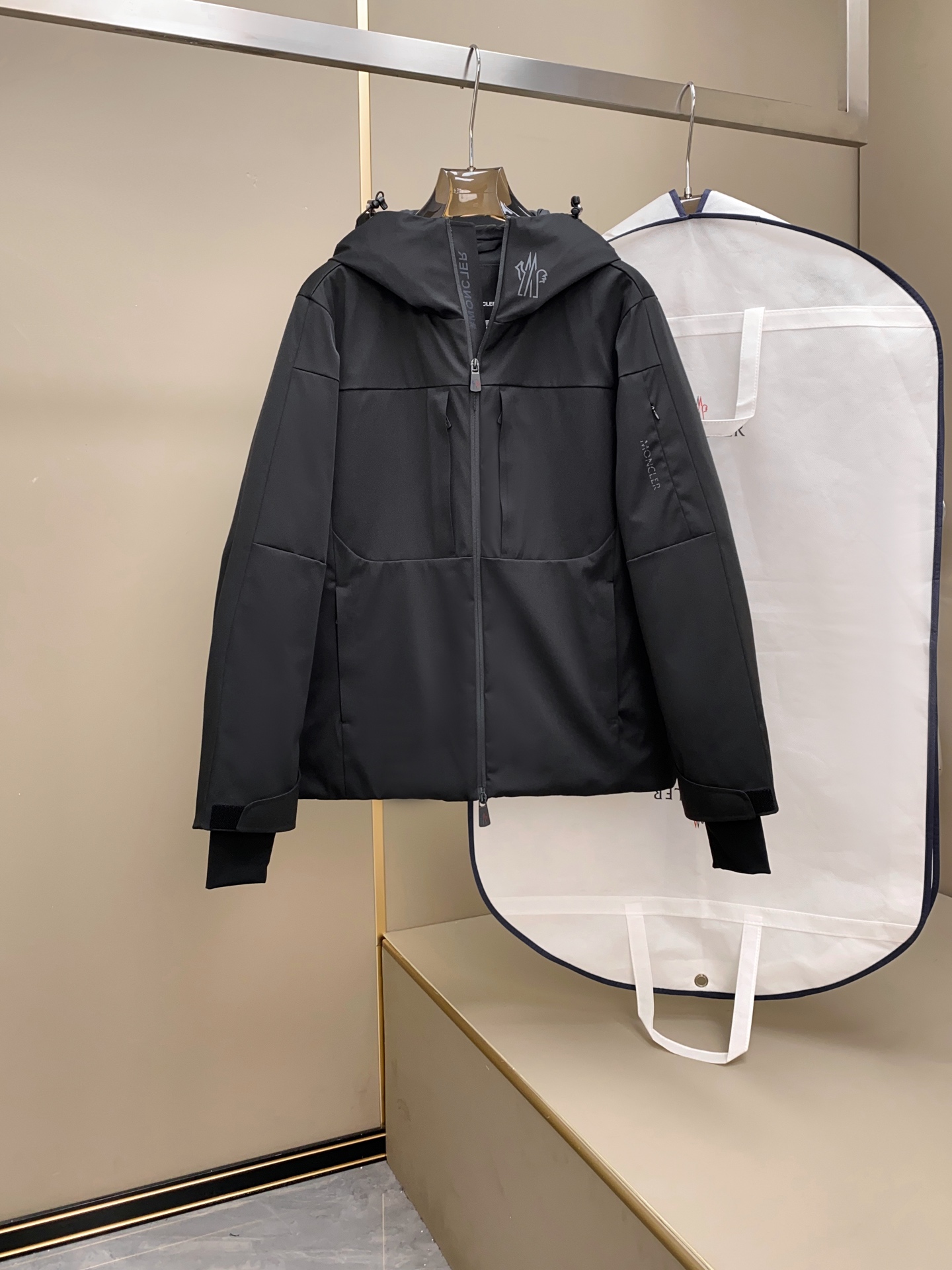 【新品 秋冬新款Mon*ler Grenble压胶滑雪羽绒服 彰显造型气质的不朽传奇.极致款的休闲户外型