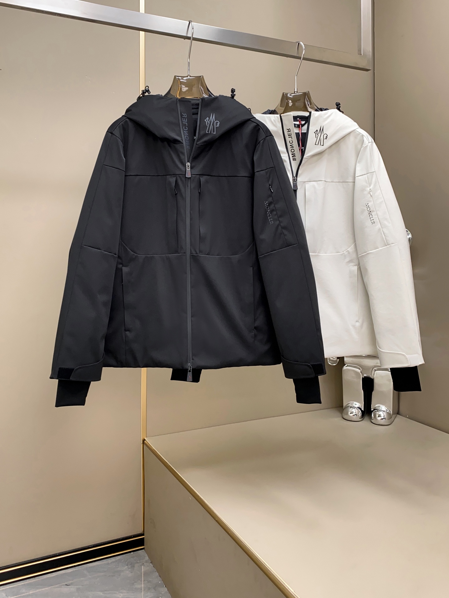 【新品 秋冬新款Mon*ler Grenble压胶滑雪羽绒服 彰显造型气质的不朽传奇.极致款的休闲户外型