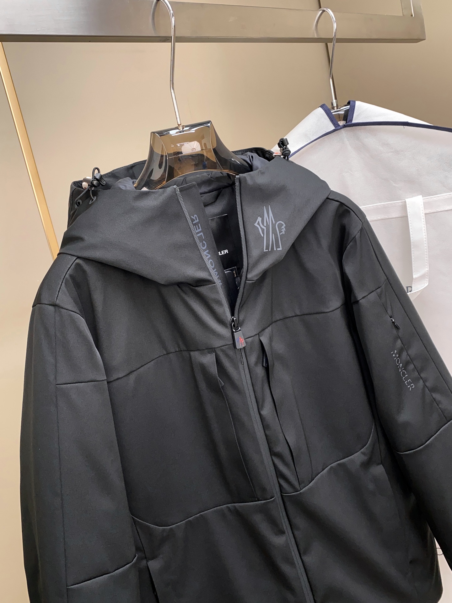 【新品 秋冬新款Mon*ler Grenble压胶滑雪羽绒服 彰显造型气质的不朽传奇.极致款的休闲户外型